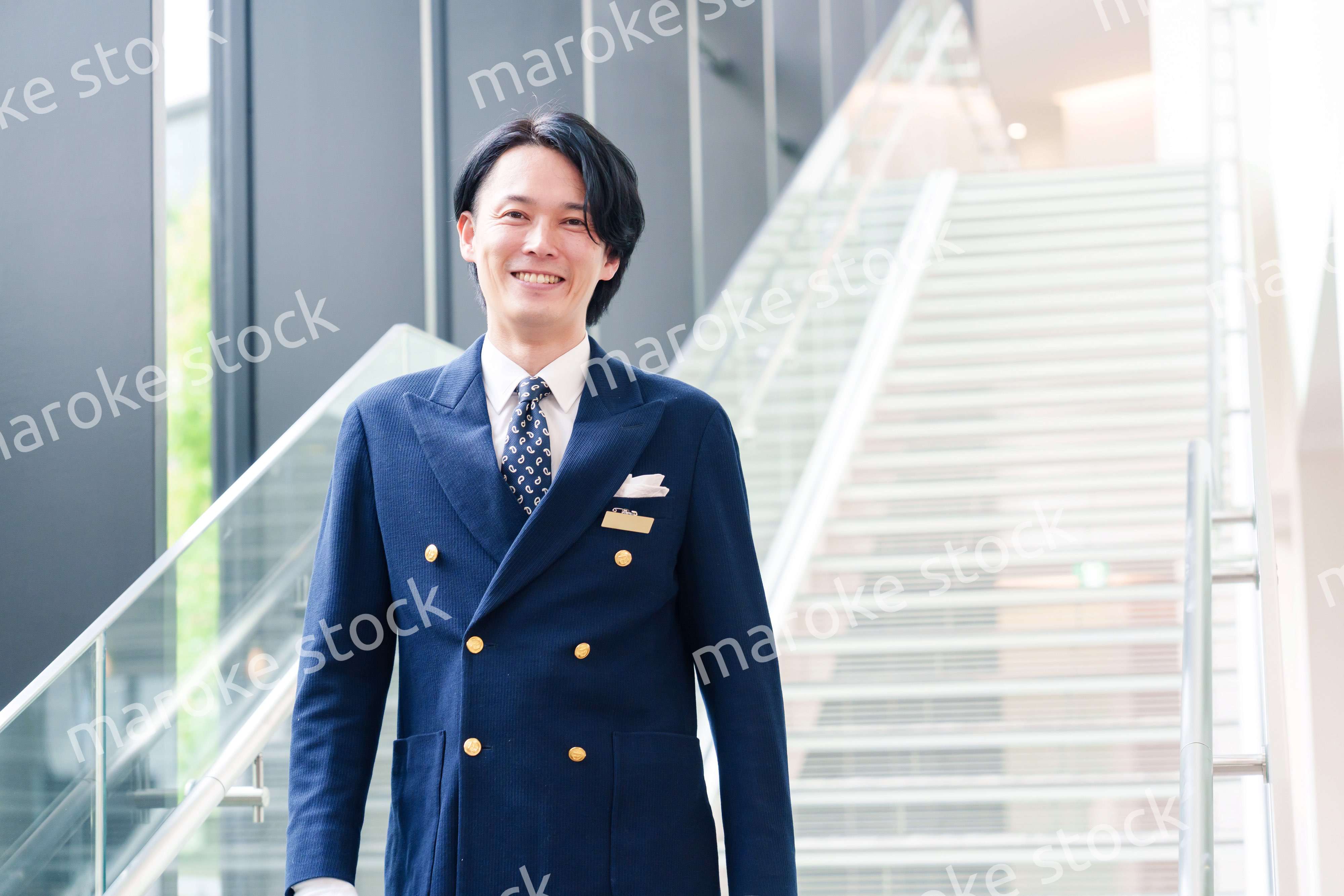 笑顔で接客をするホテルマンの男性