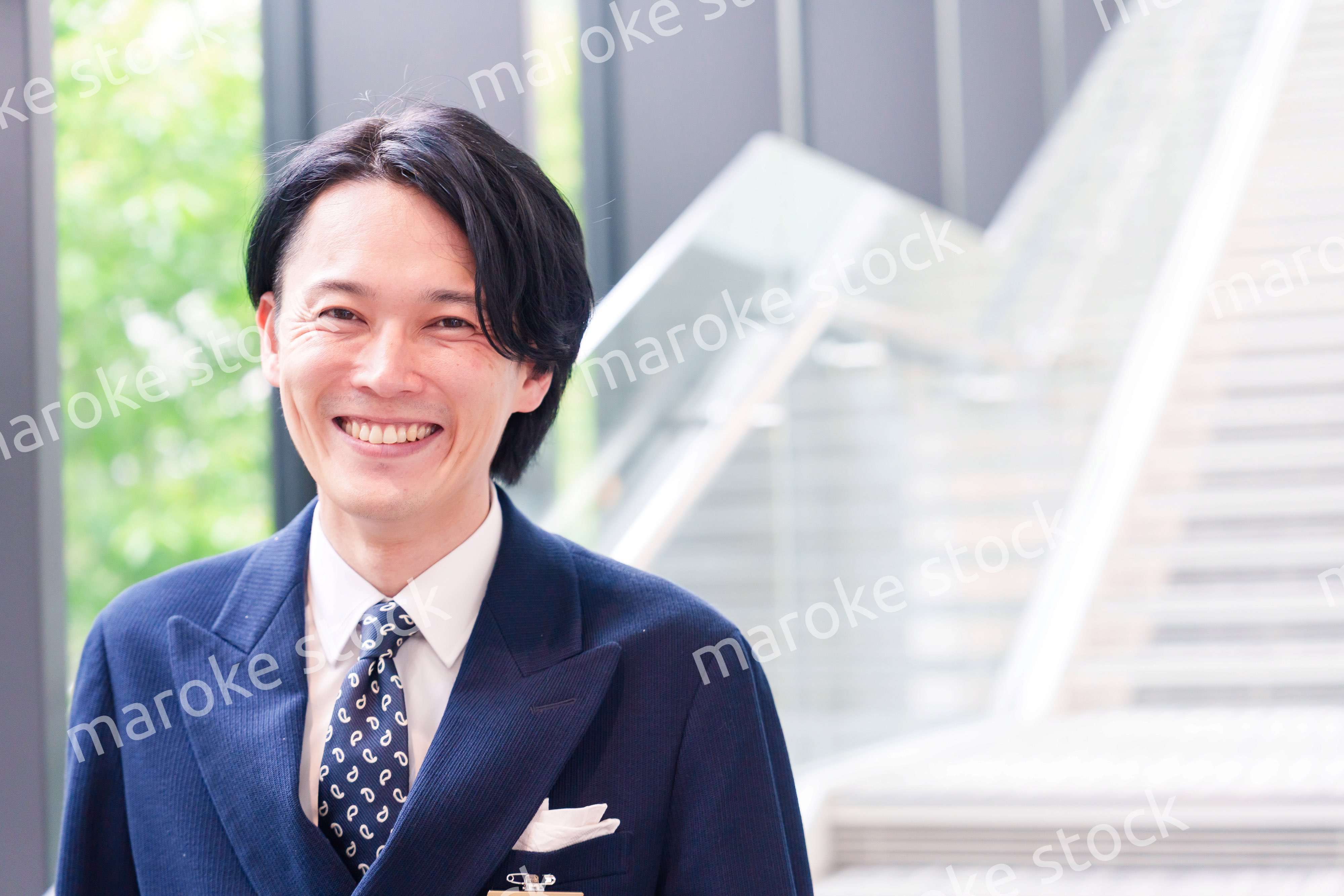 笑顔で接客をするホテルマンの男性