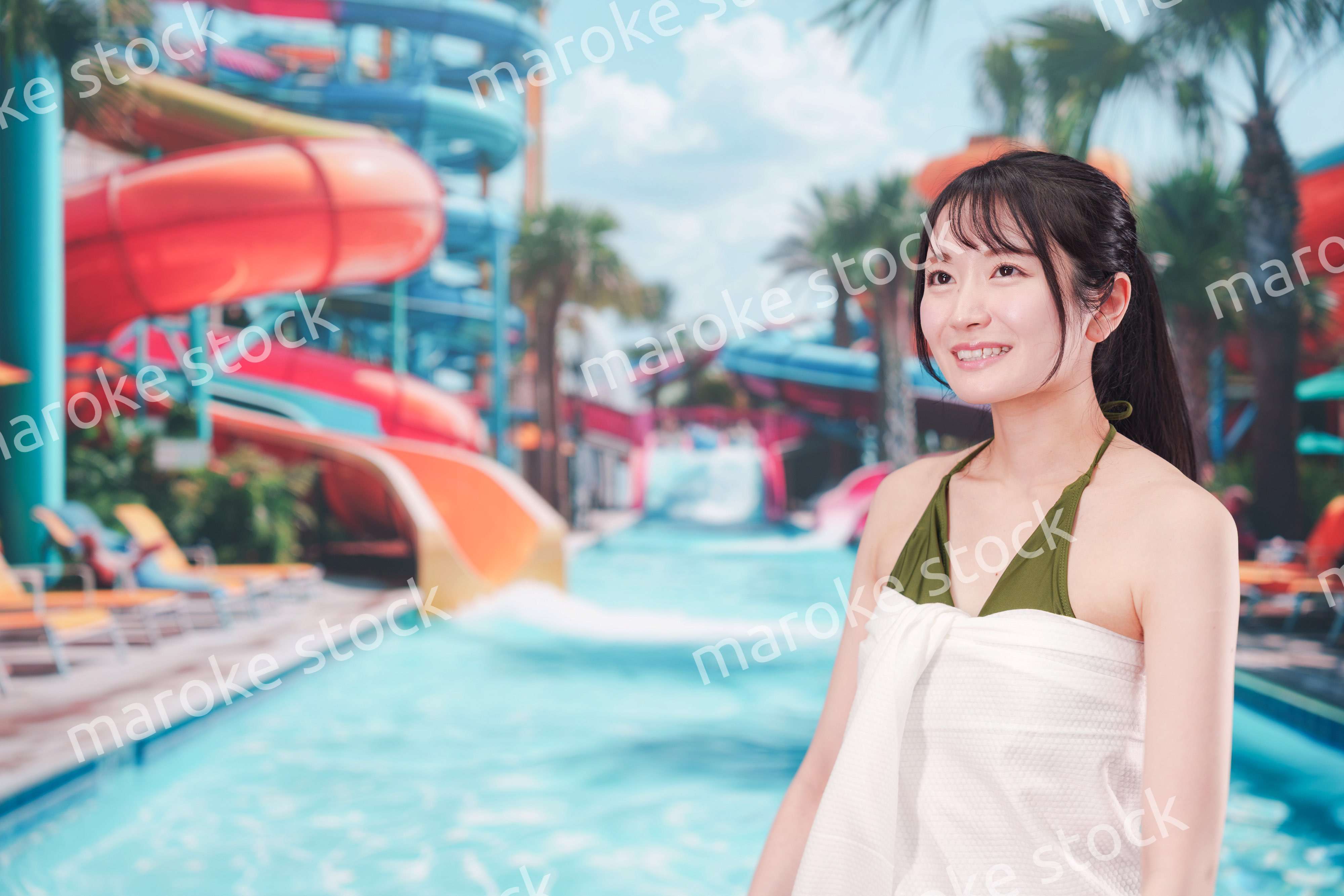 真夏のリゾートを水着で楽しむ若い女性