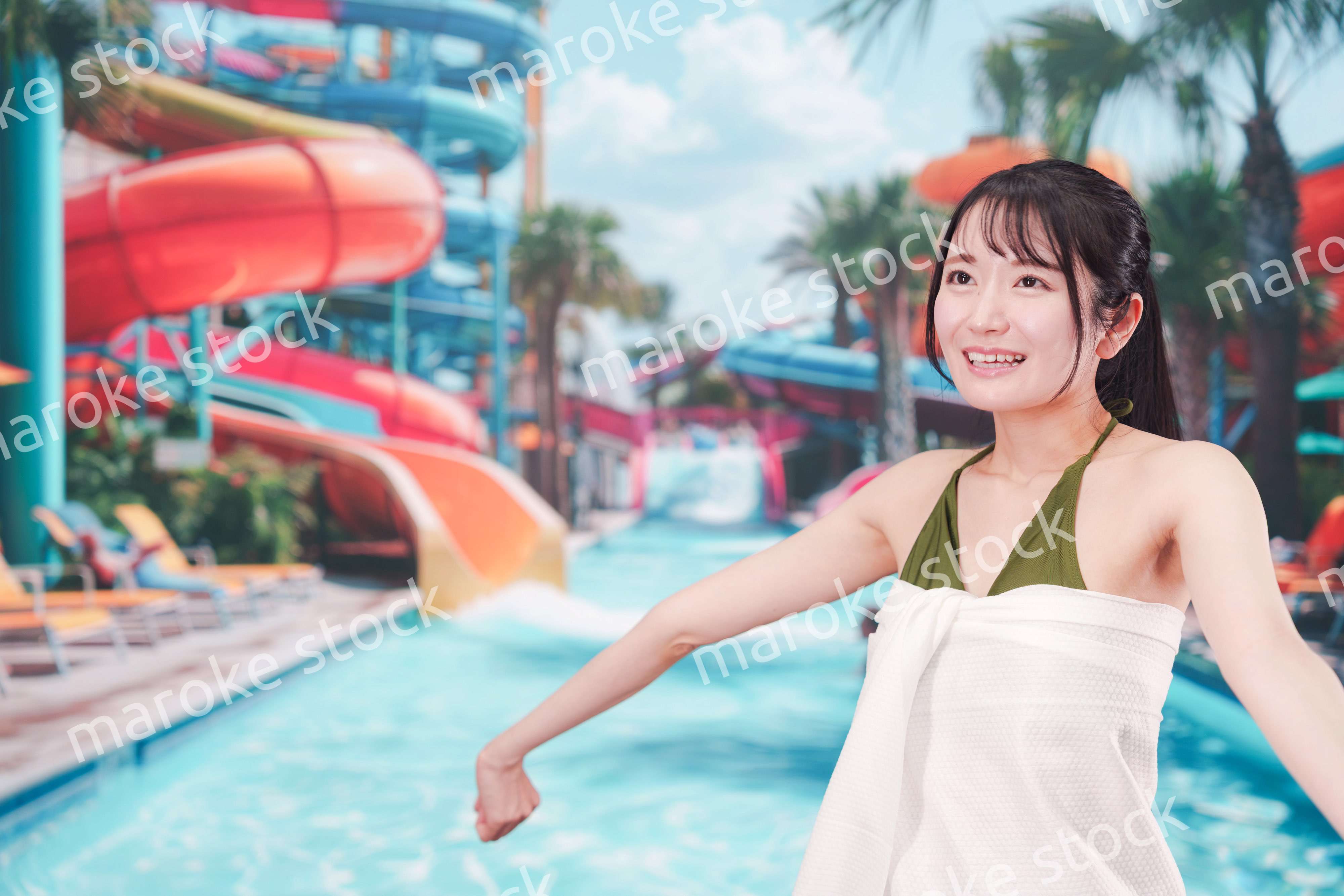 真夏のリゾートを水着で楽しむ若い女性