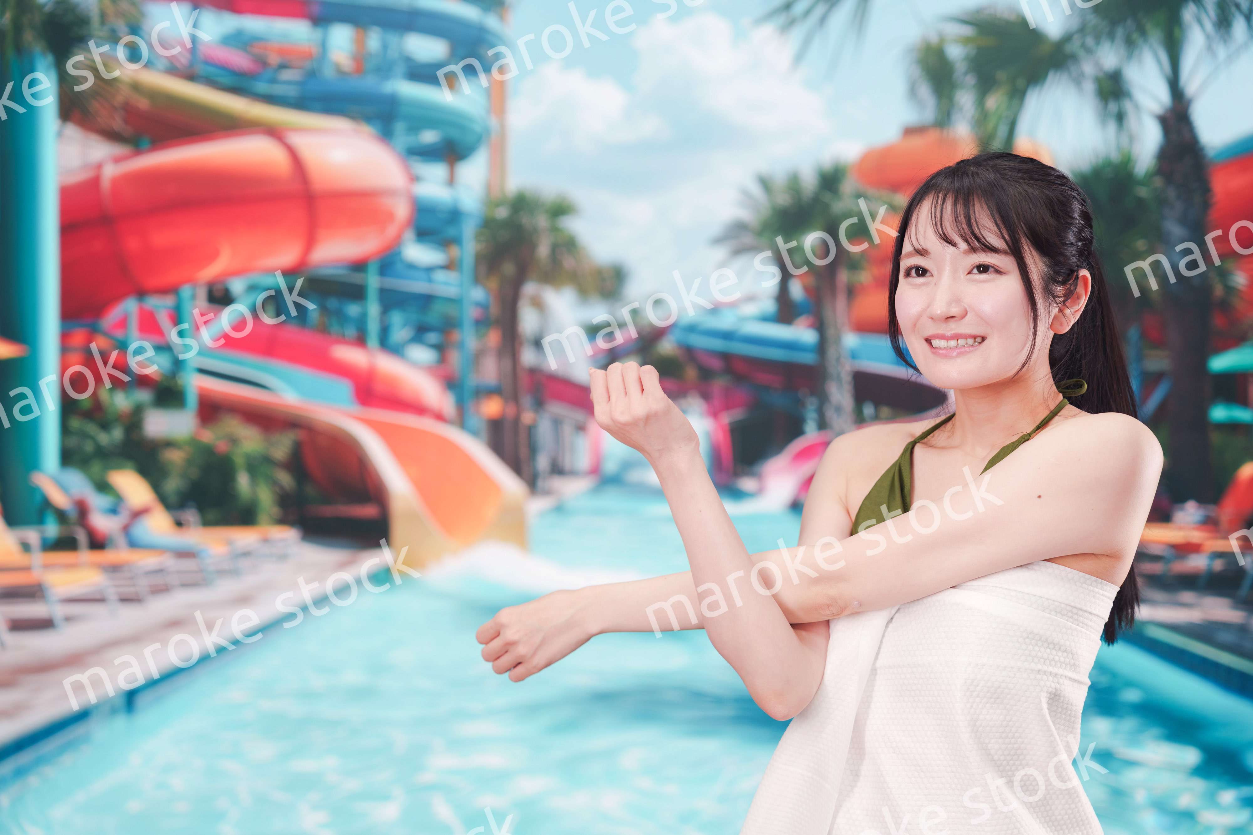 真夏のリゾートを水着で楽しむ若い女性