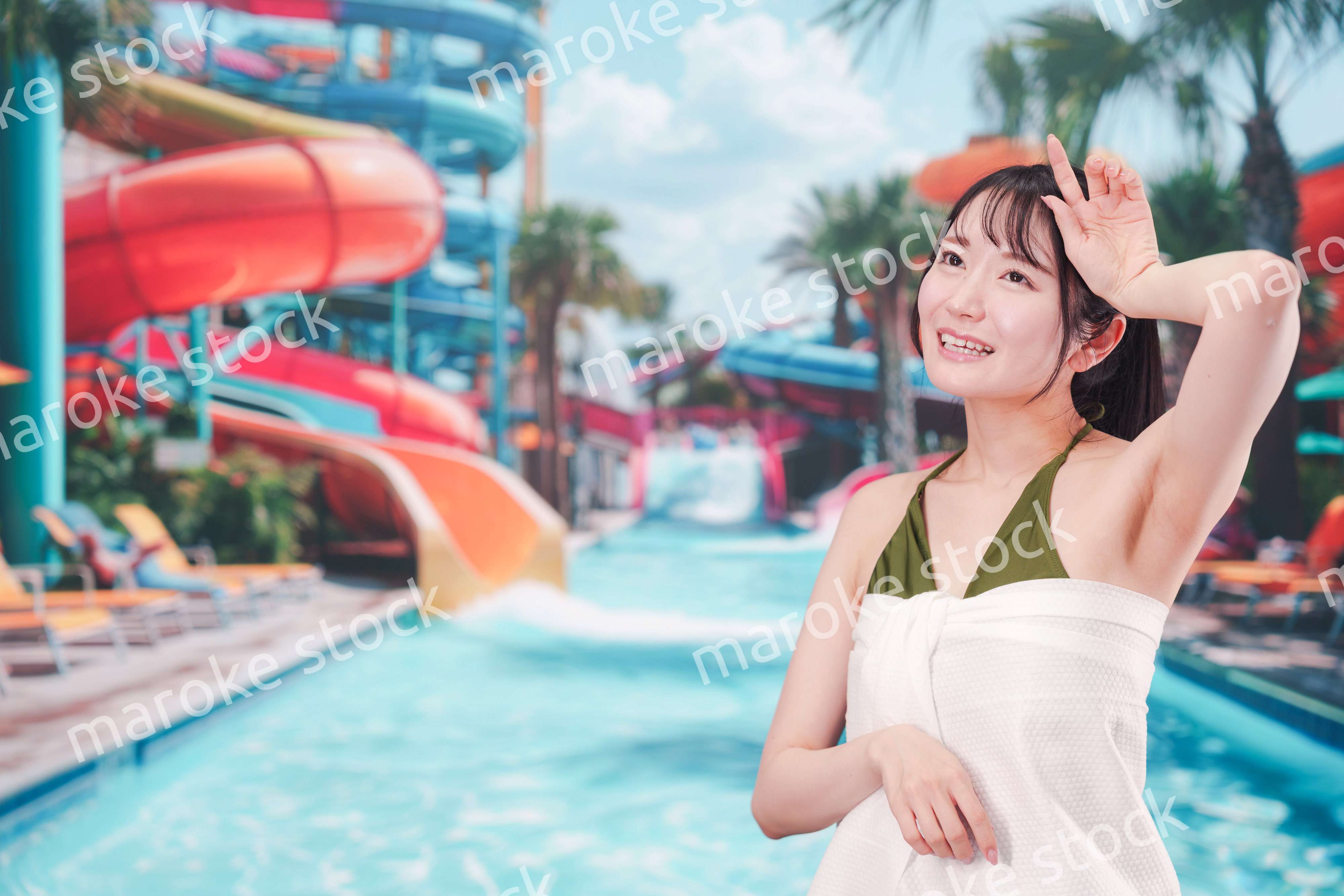 真夏のリゾートを水着で楽しむ若い女性