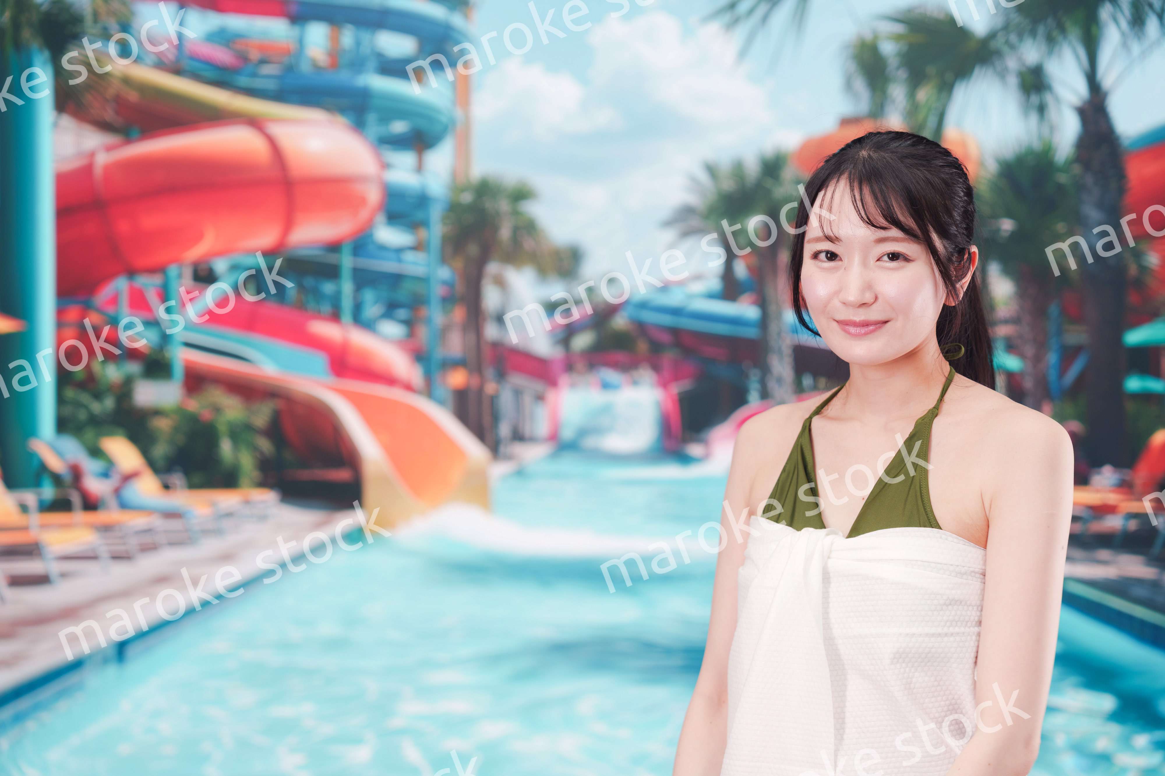 真夏のリゾートを水着で楽しむ若い女性