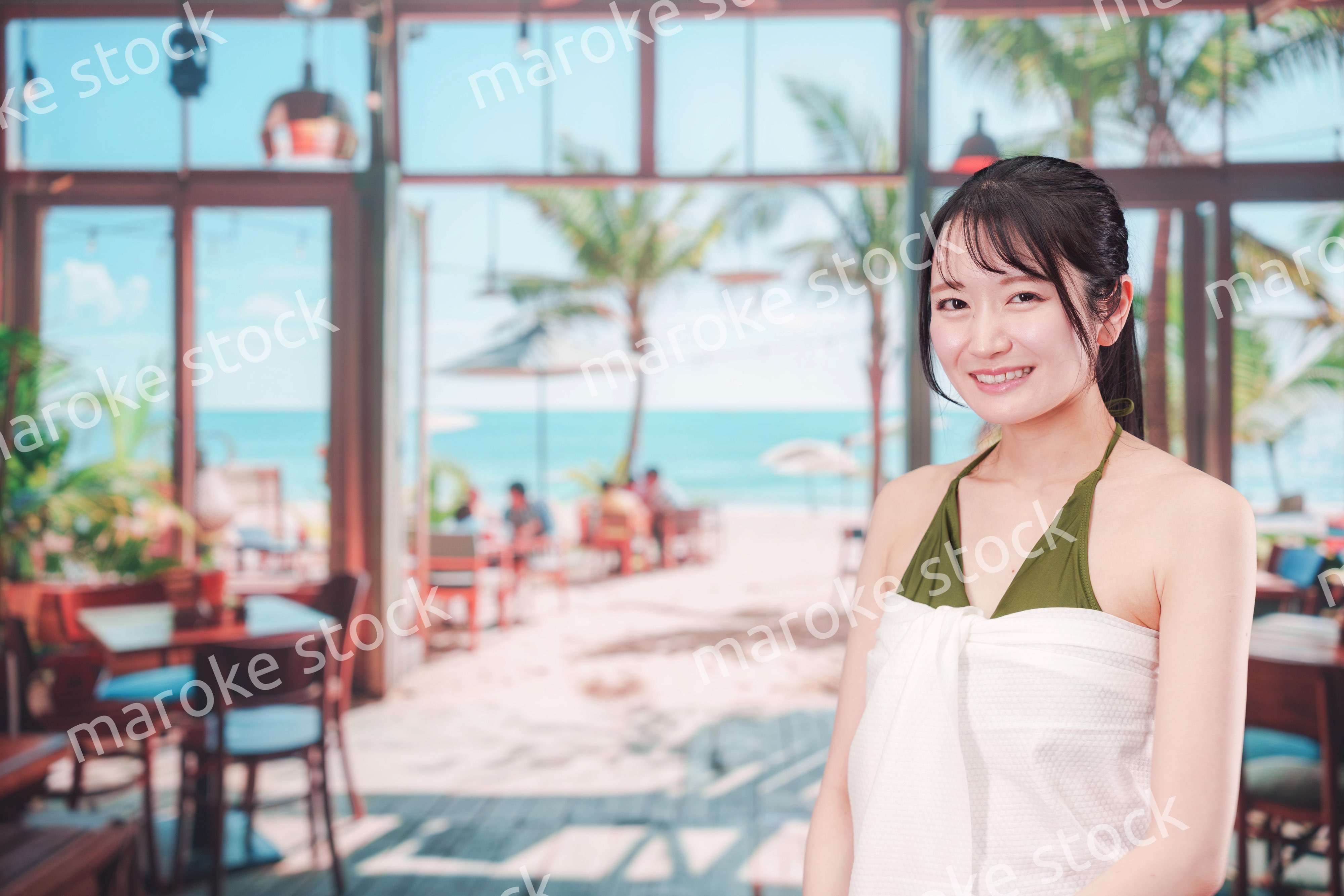 真夏のリゾートを水着で楽しむ若い女性