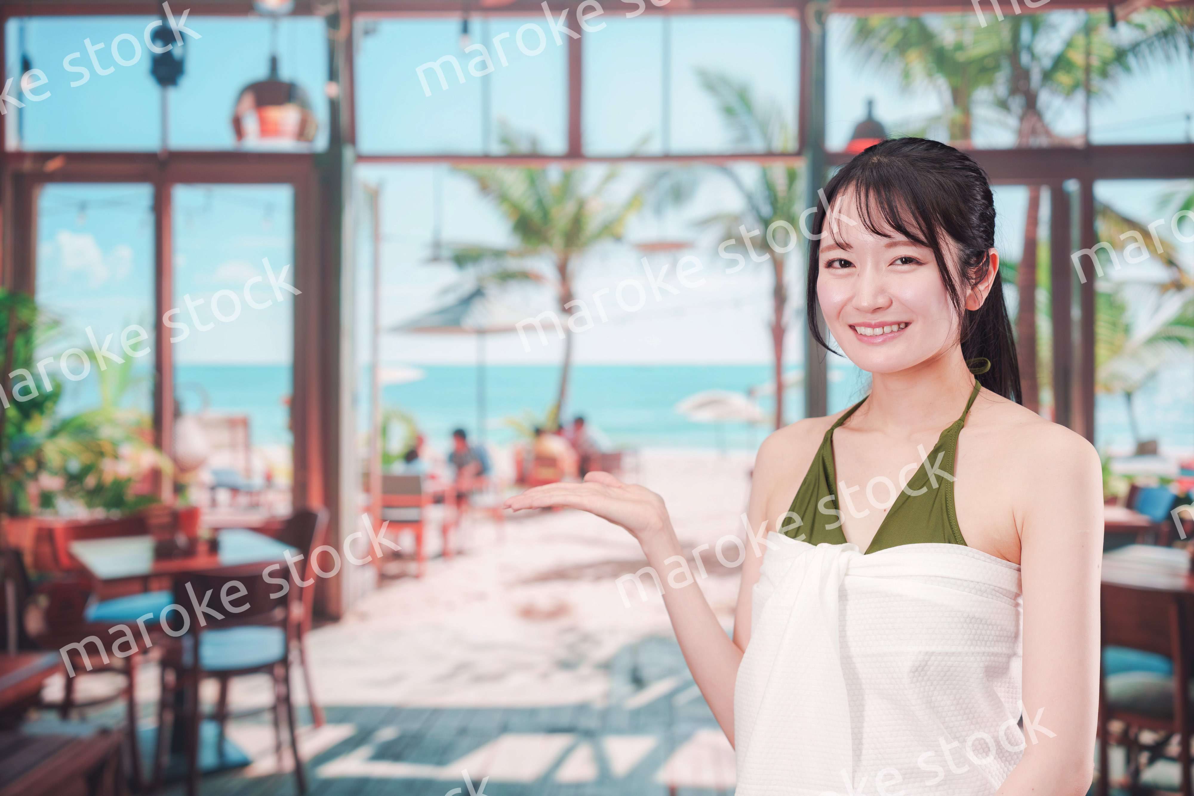 真夏のリゾートを水着で楽しむ若い女性