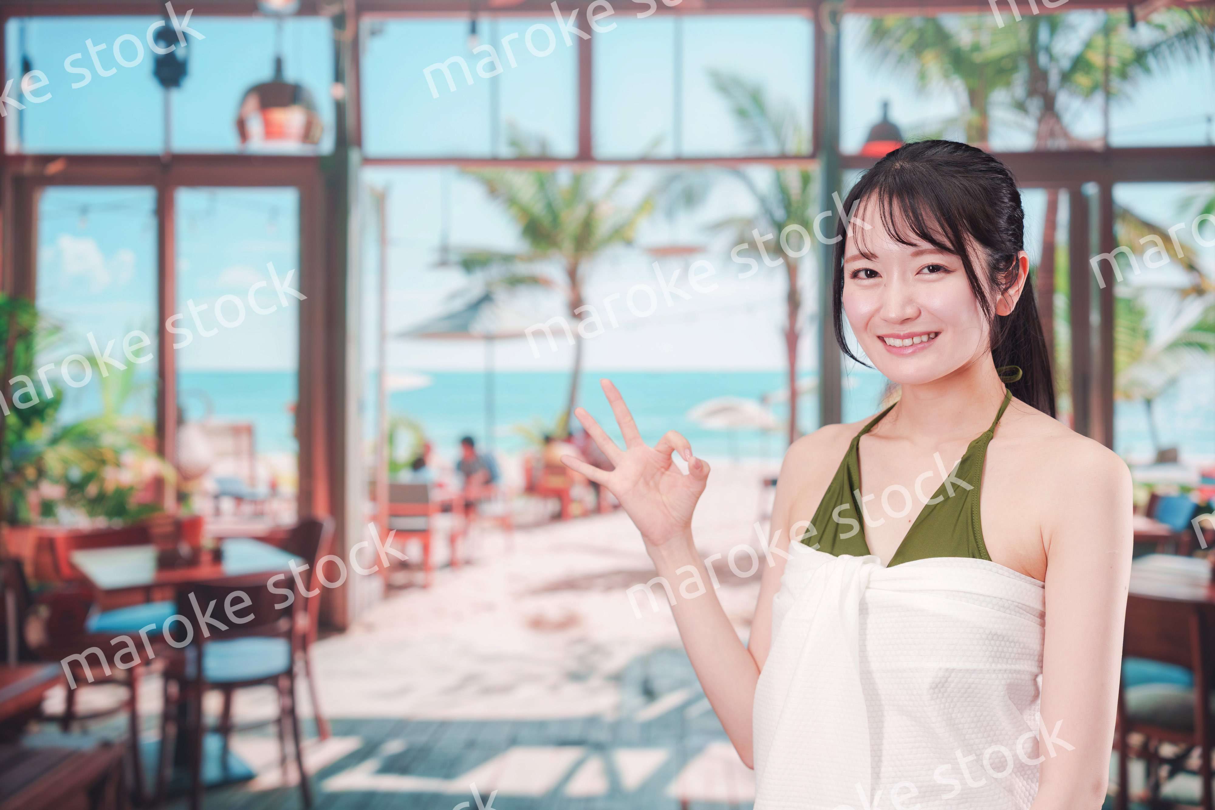 真夏のリゾートを水着で楽しむ若い女性