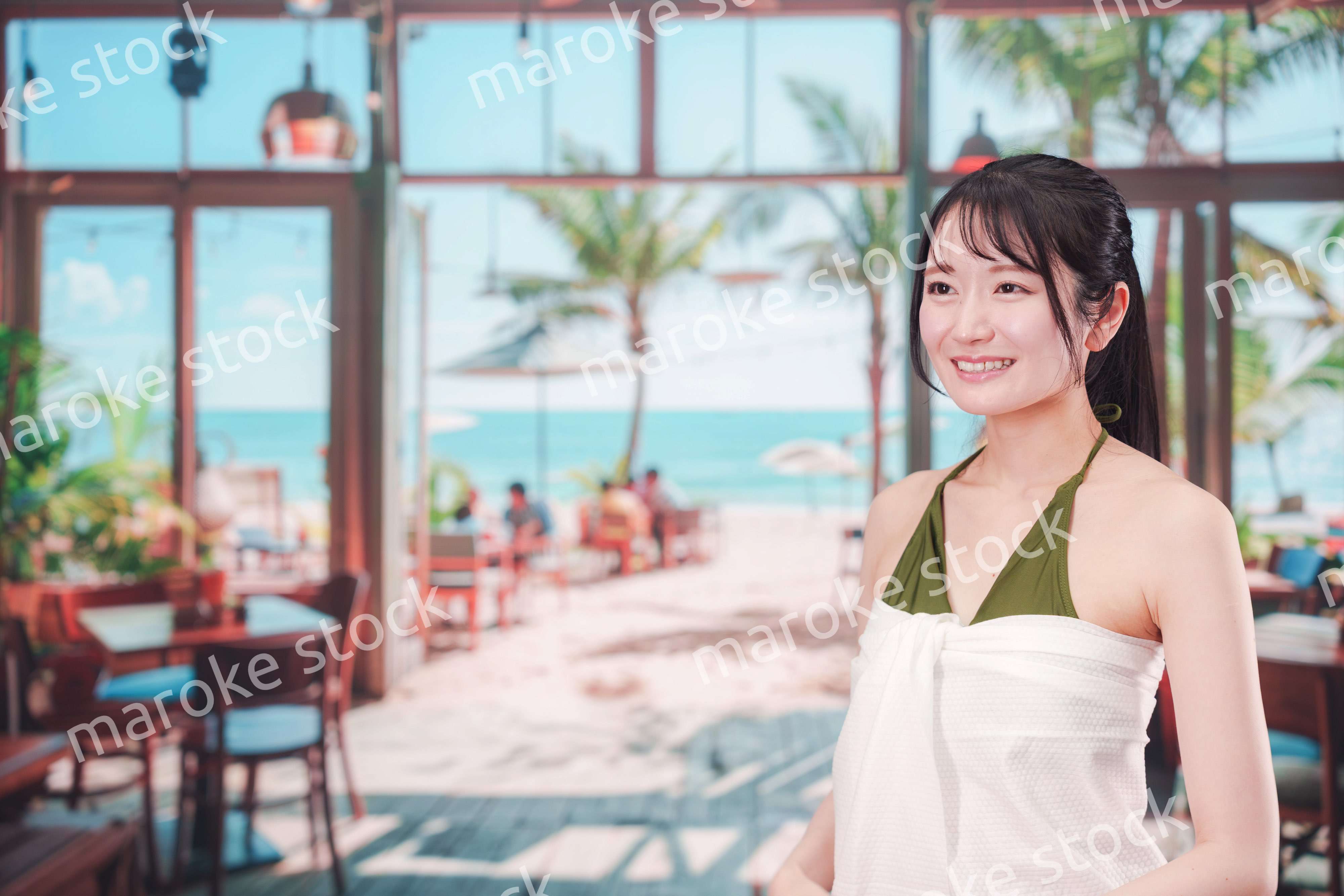 真夏のリゾートを水着で楽しむ若い女性