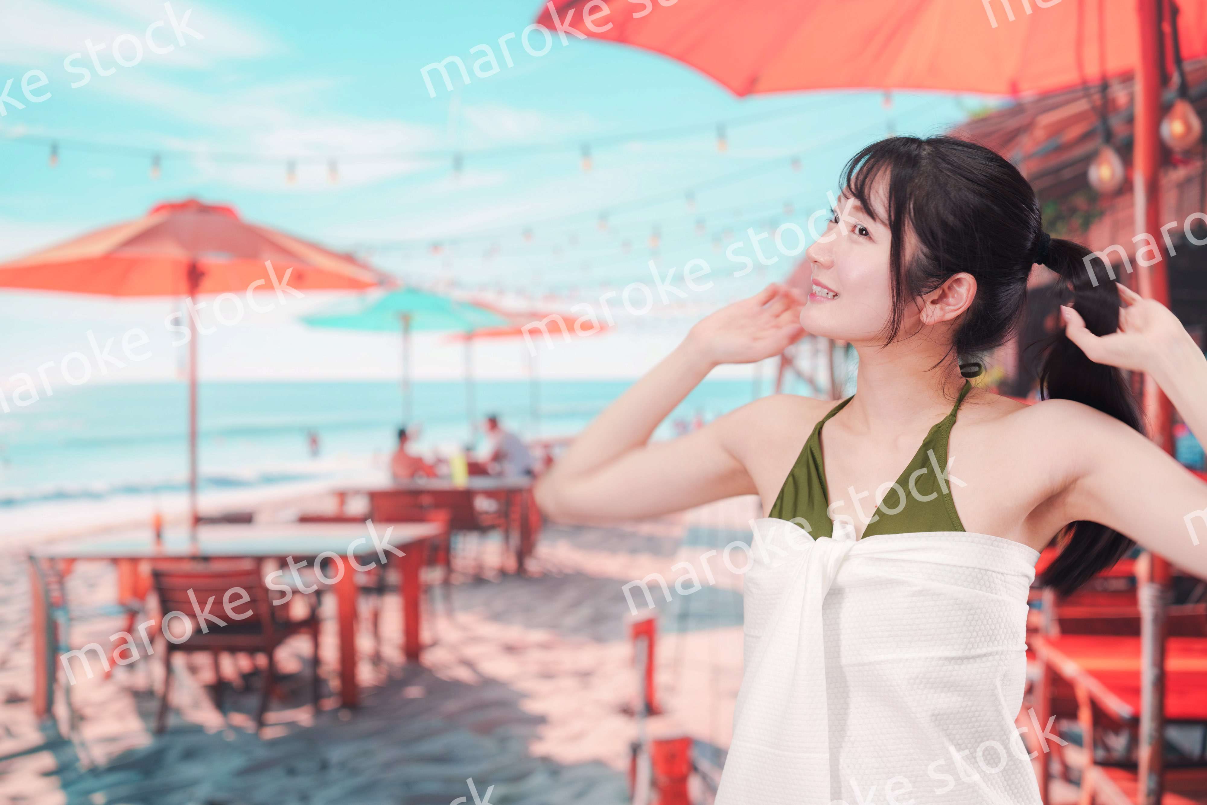 真夏のリゾートを水着で楽しむ若い女性