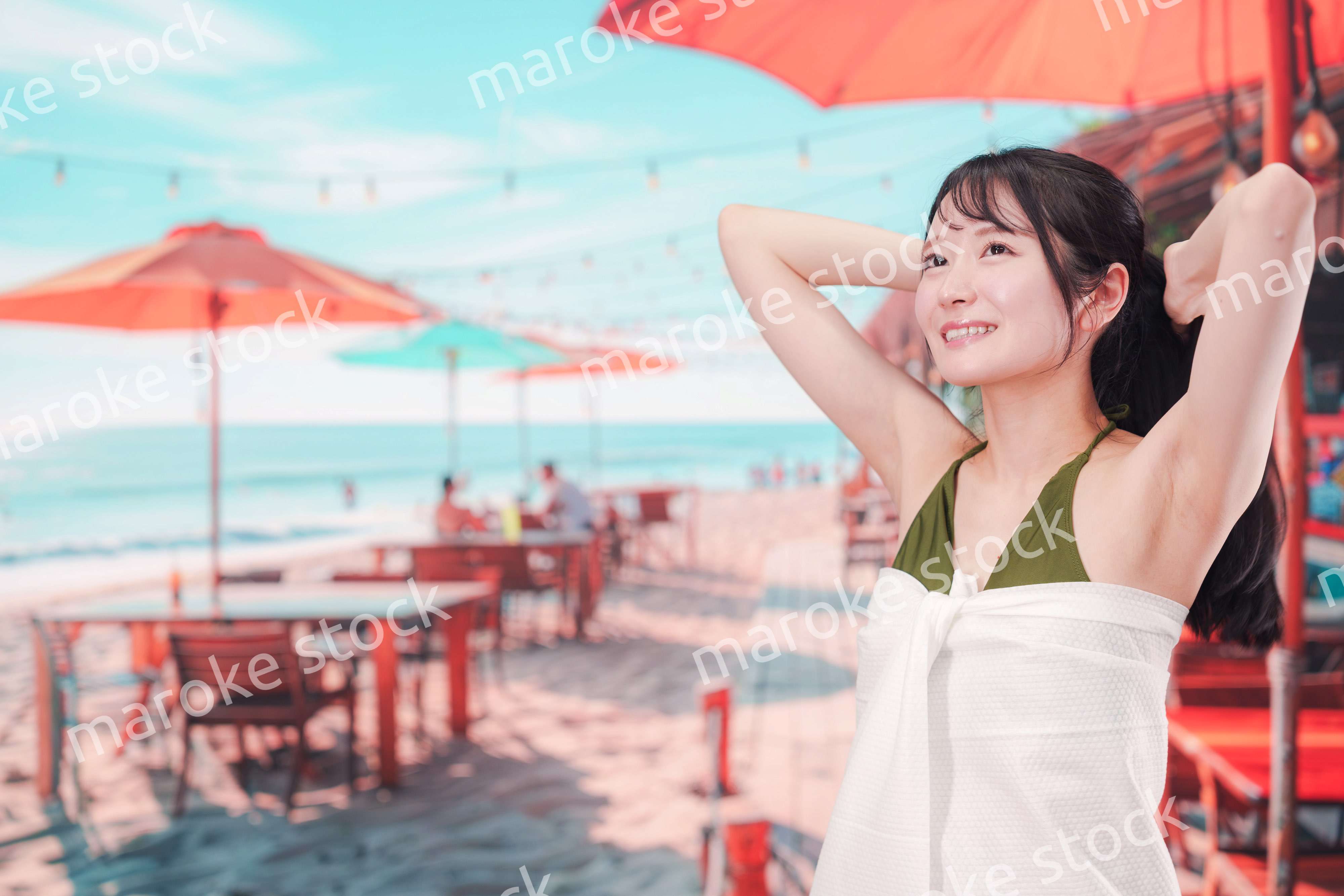 真夏のリゾートを水着で楽しむ若い女性