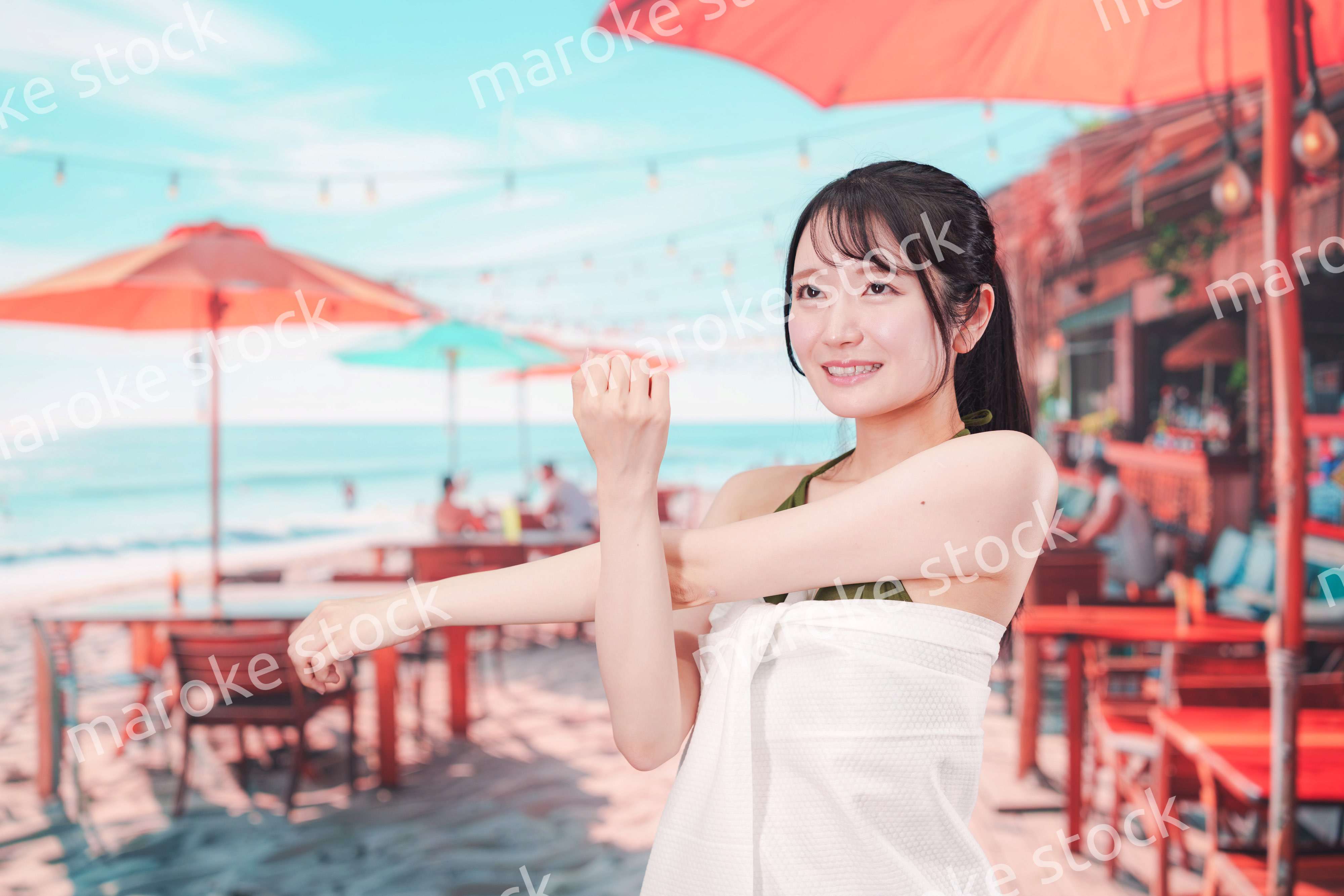 真夏のリゾートを水着で楽しむ若い女性