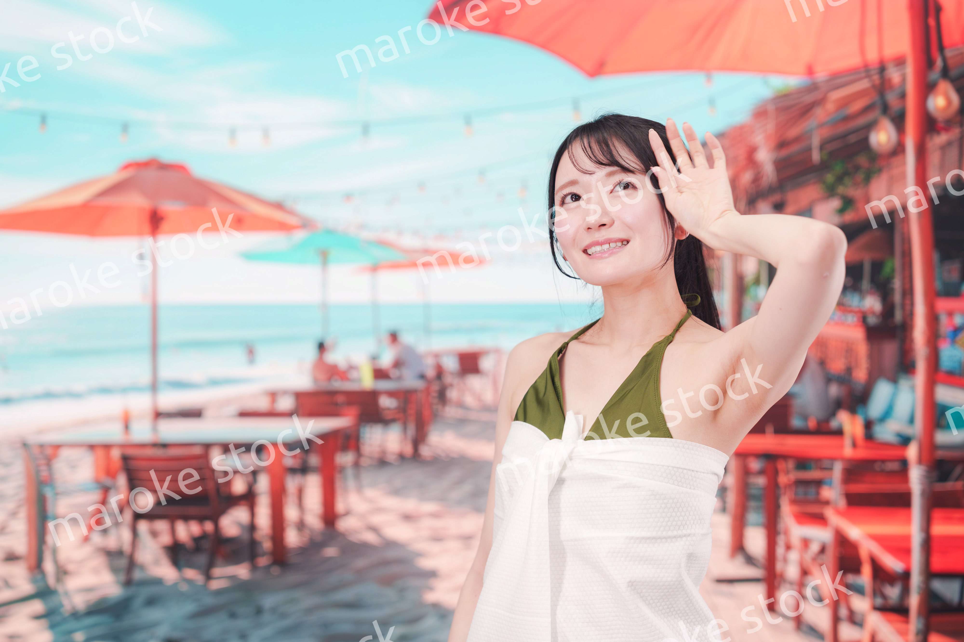 真夏のリゾートを水着で楽しむ若い女性