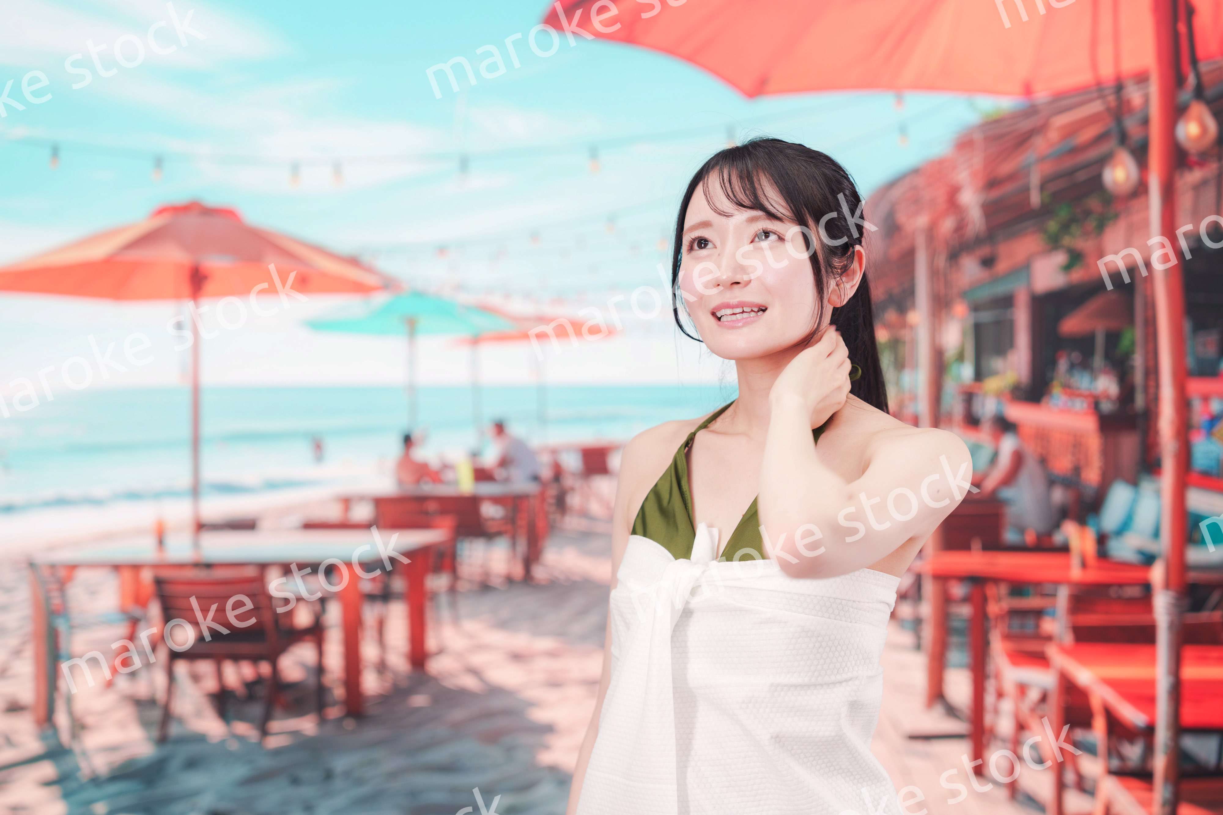 真夏のリゾートを水着で楽しむ若い女性