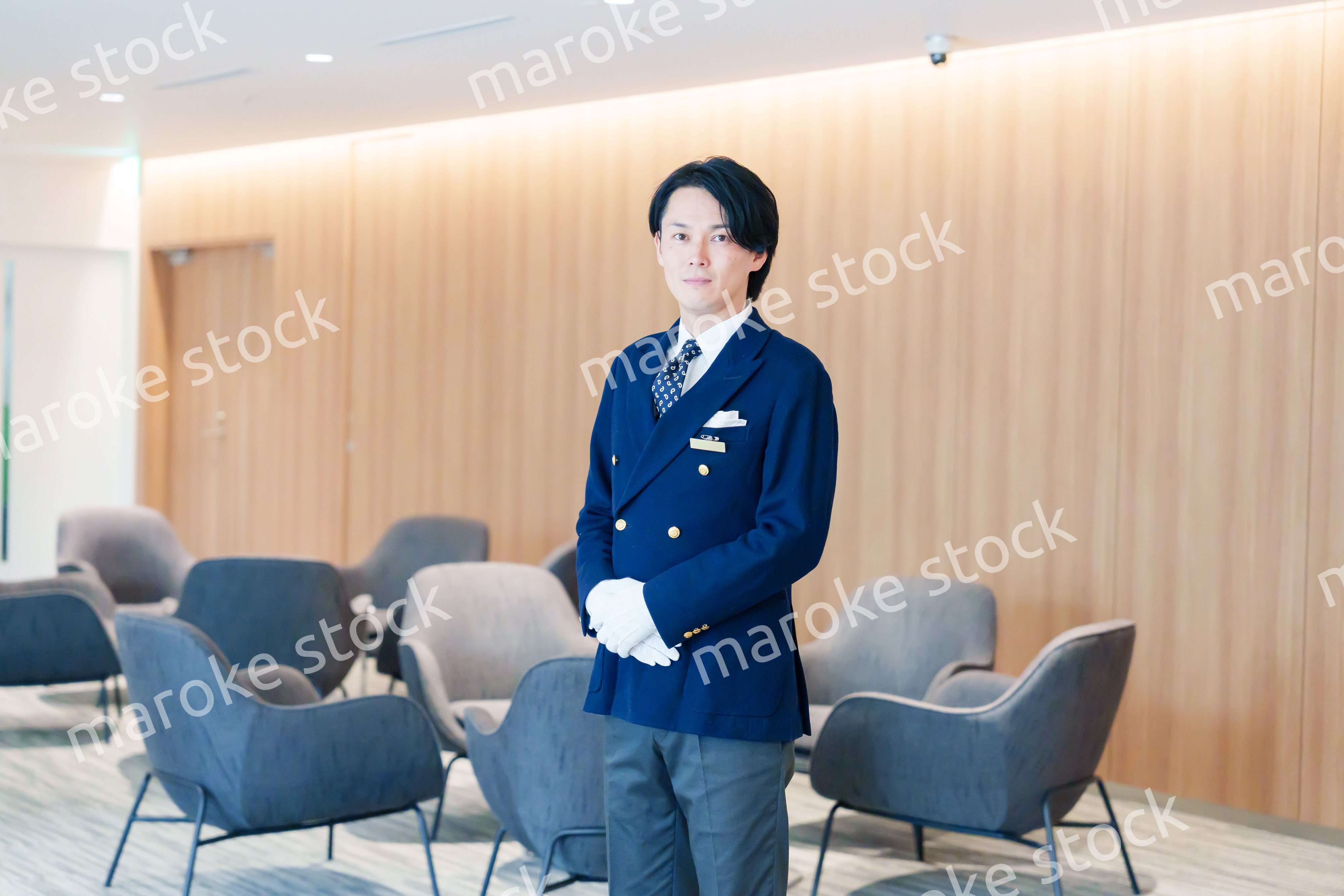 笑顔で接客をするホテルマンの男性