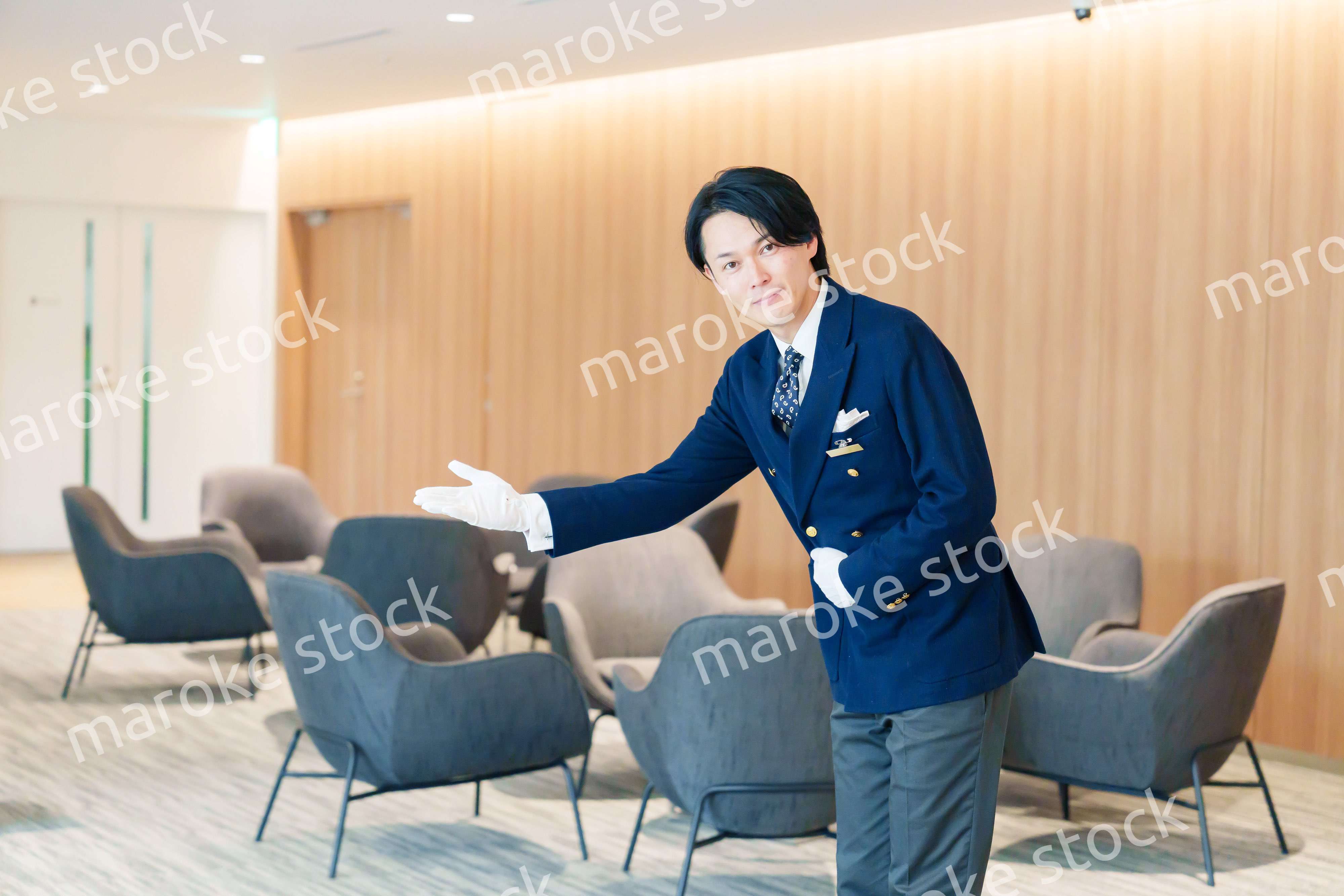 笑顔で接客をするホテルマンの男性