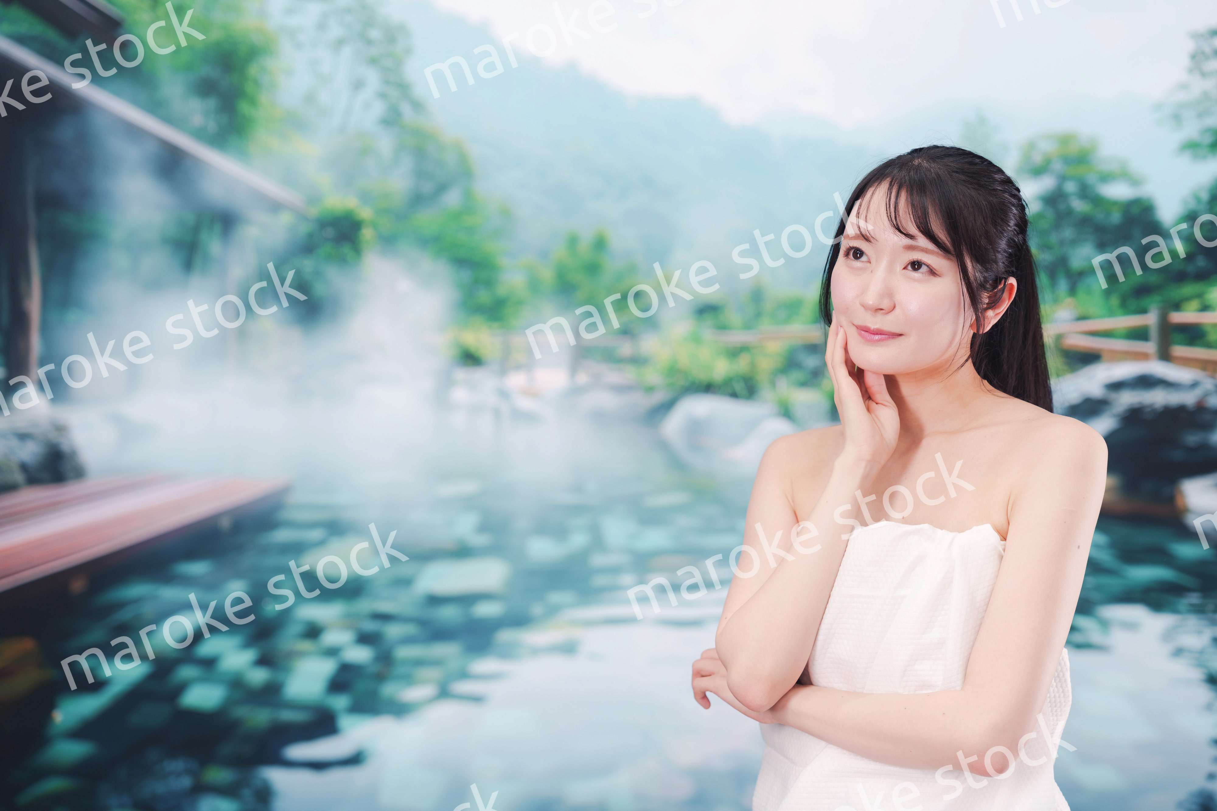 露天風呂でリラックスをする若い女性