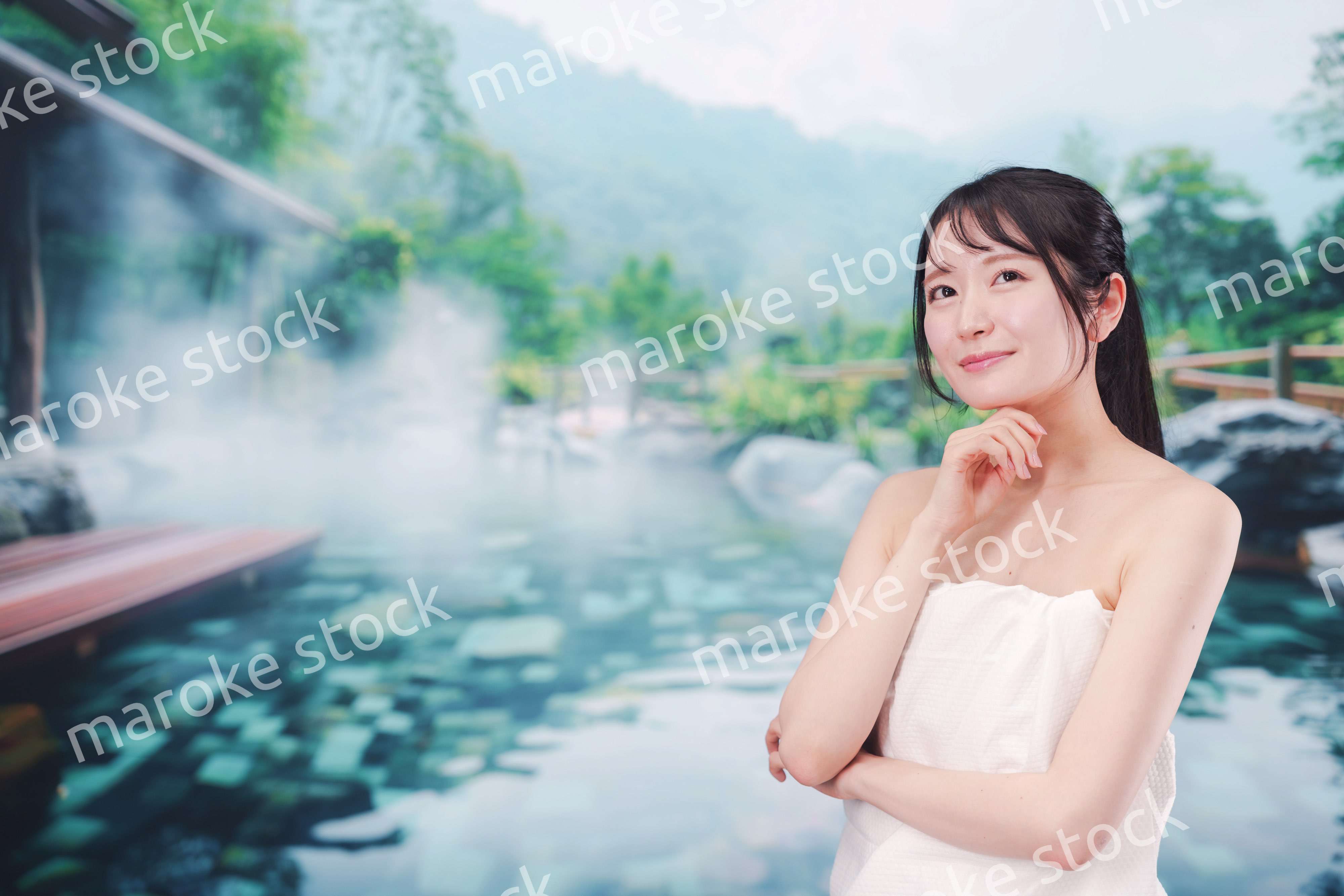 露天風呂でリラックスをする若い女性