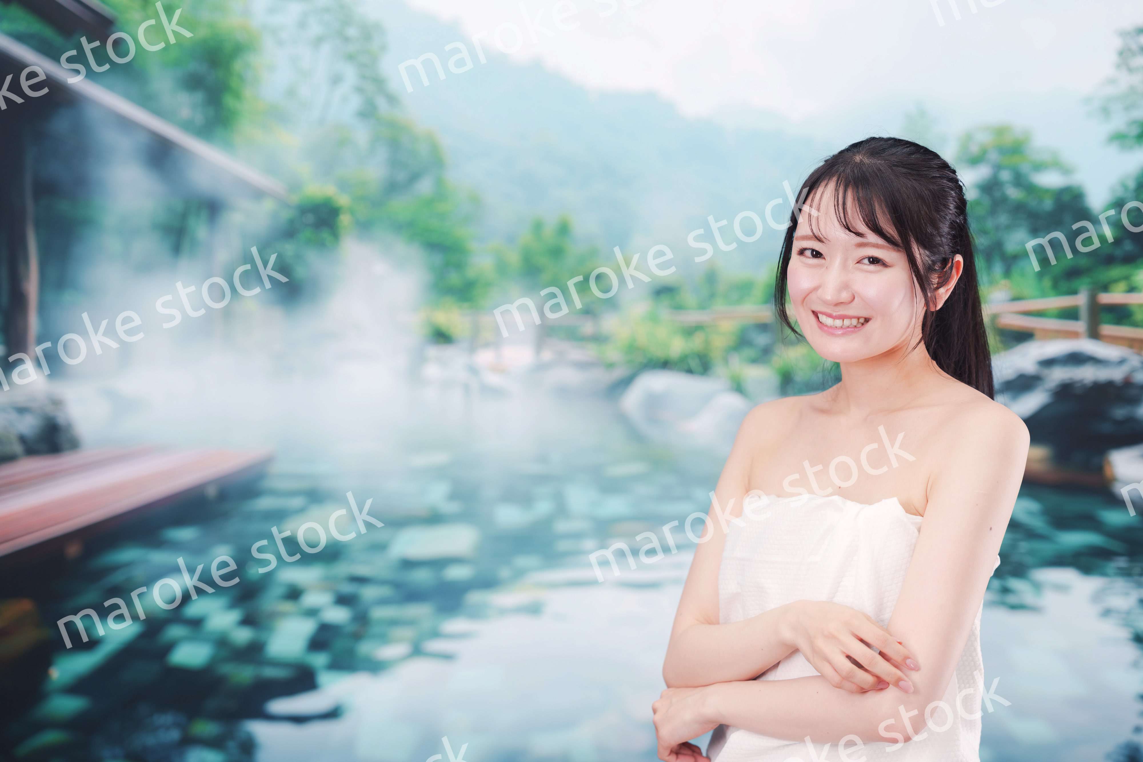 露天風呂でリラックスをする若い女性