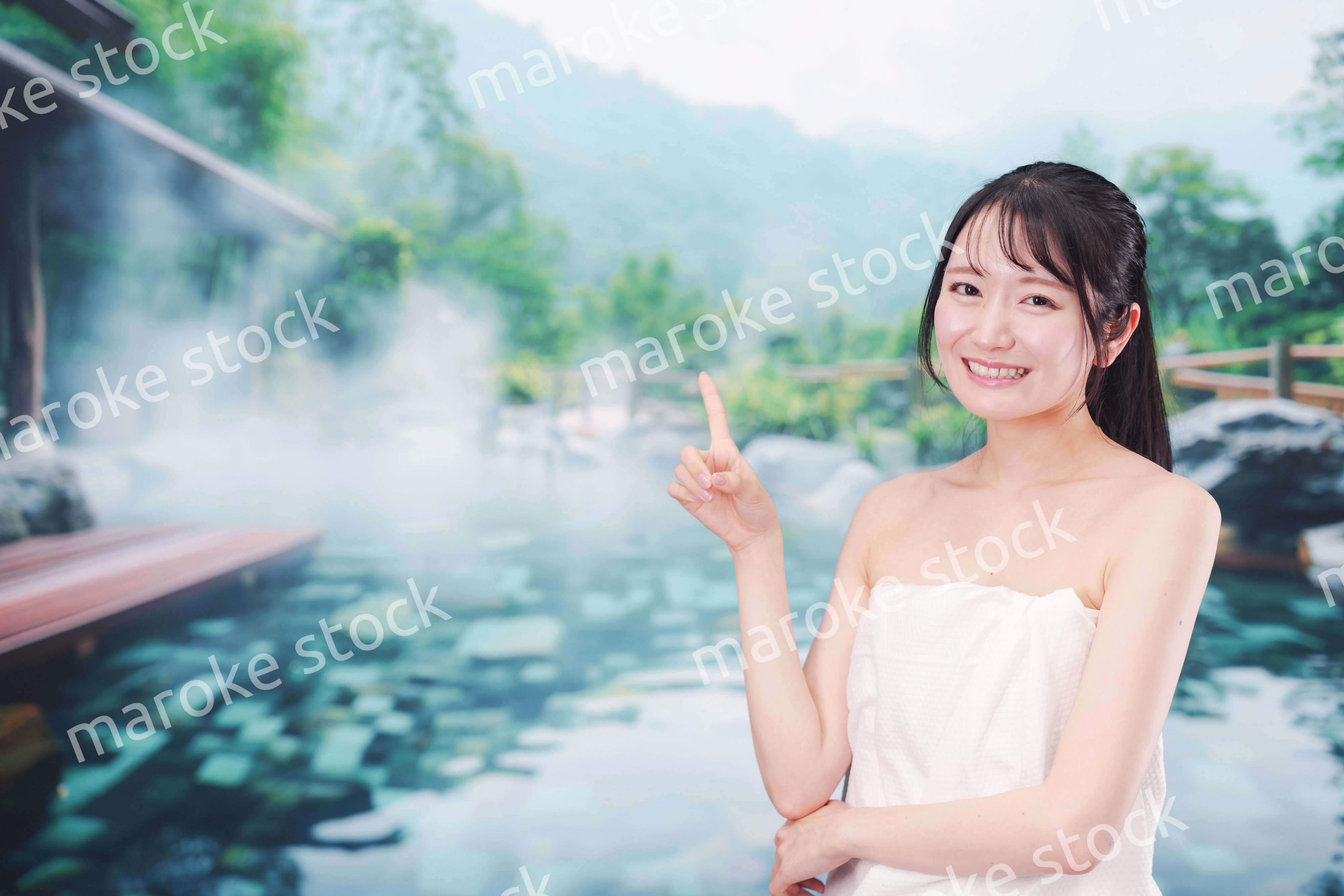 露天風呂でリラックスをする若い女性