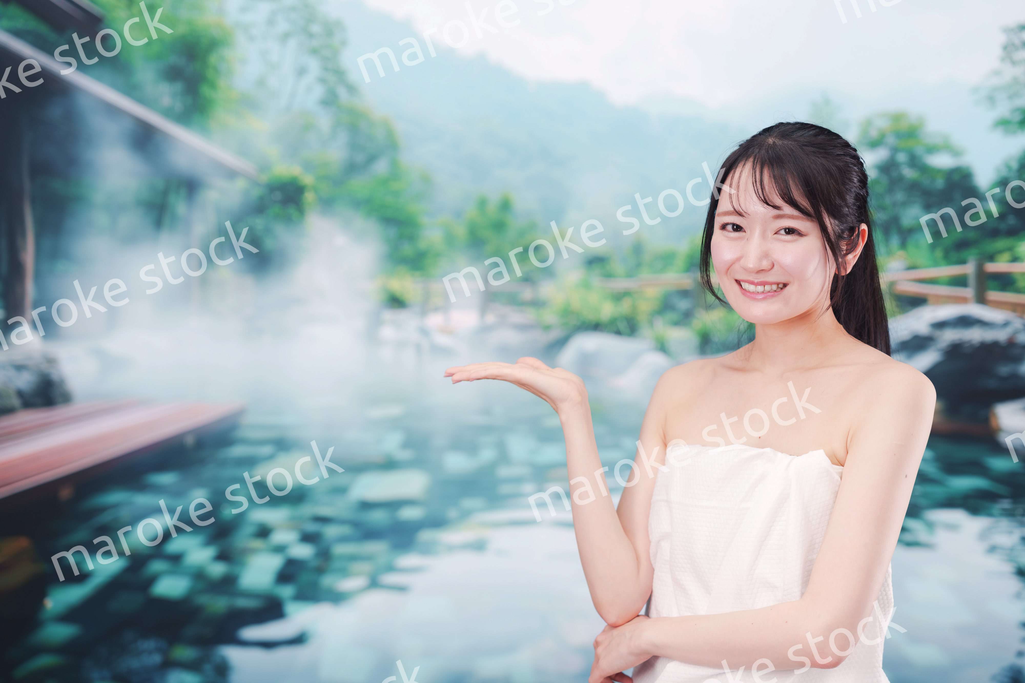 露天風呂でリラックスをする若い女性