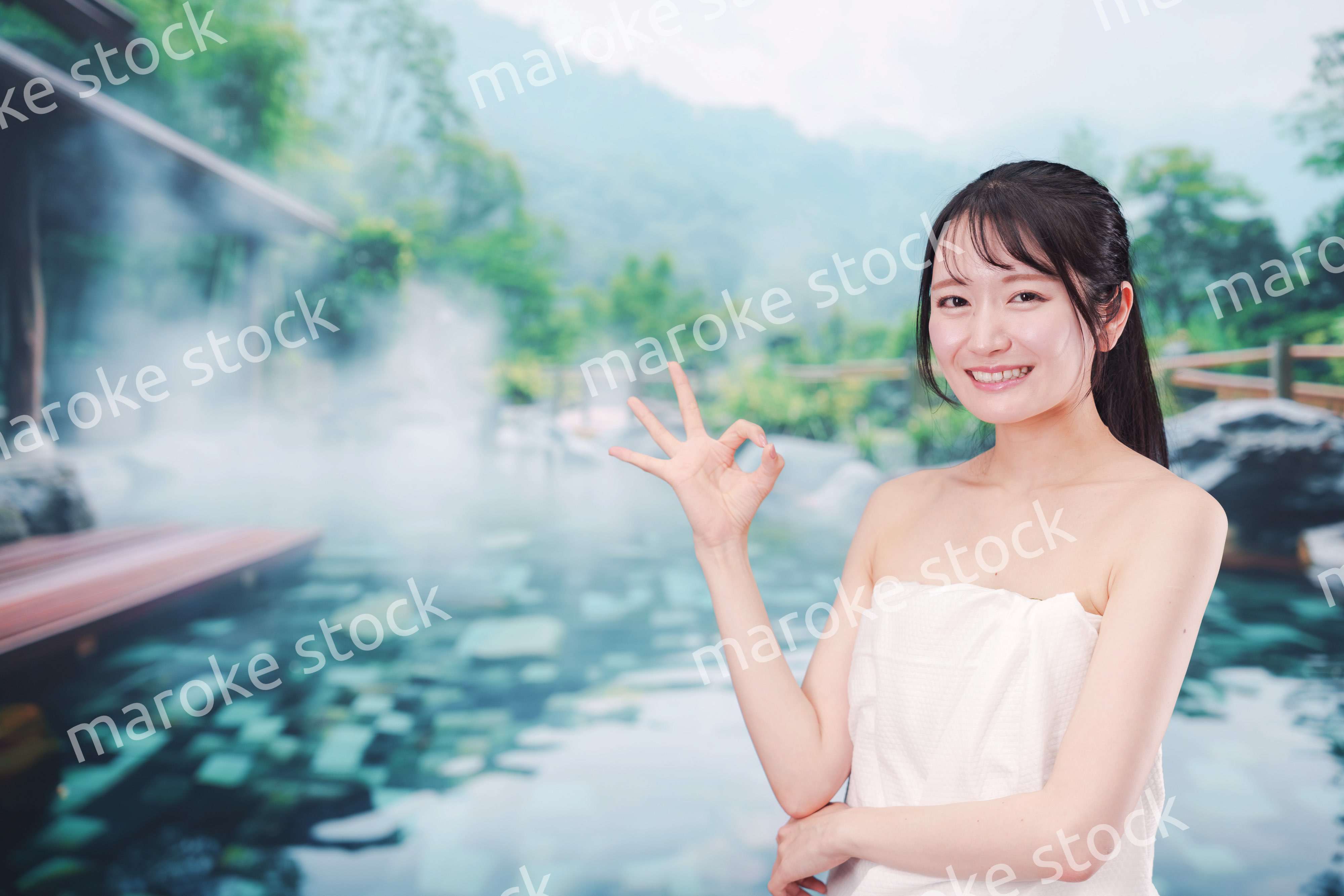 露天風呂でリラックスをする若い女性