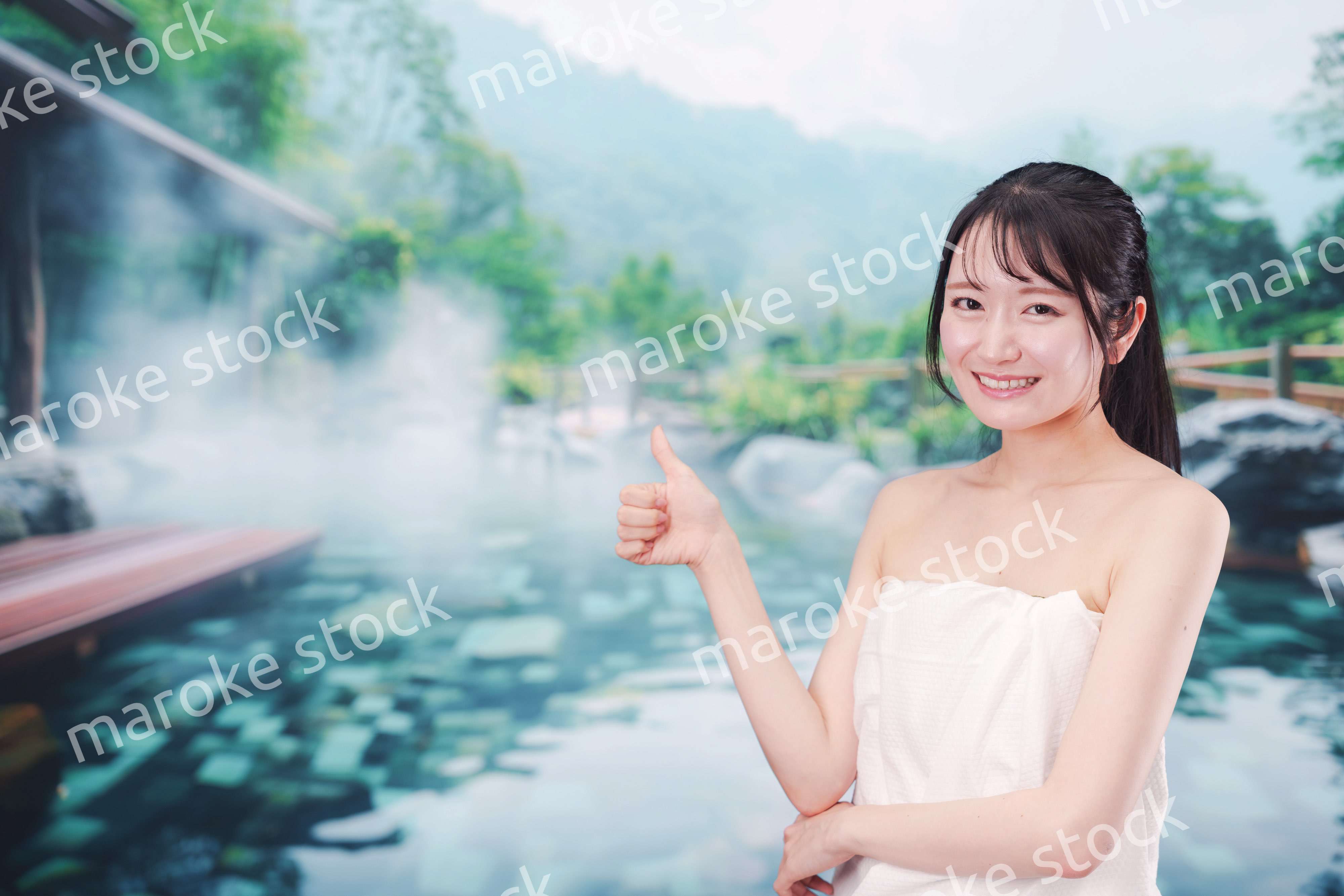 露天風呂でリラックスをする若い女性