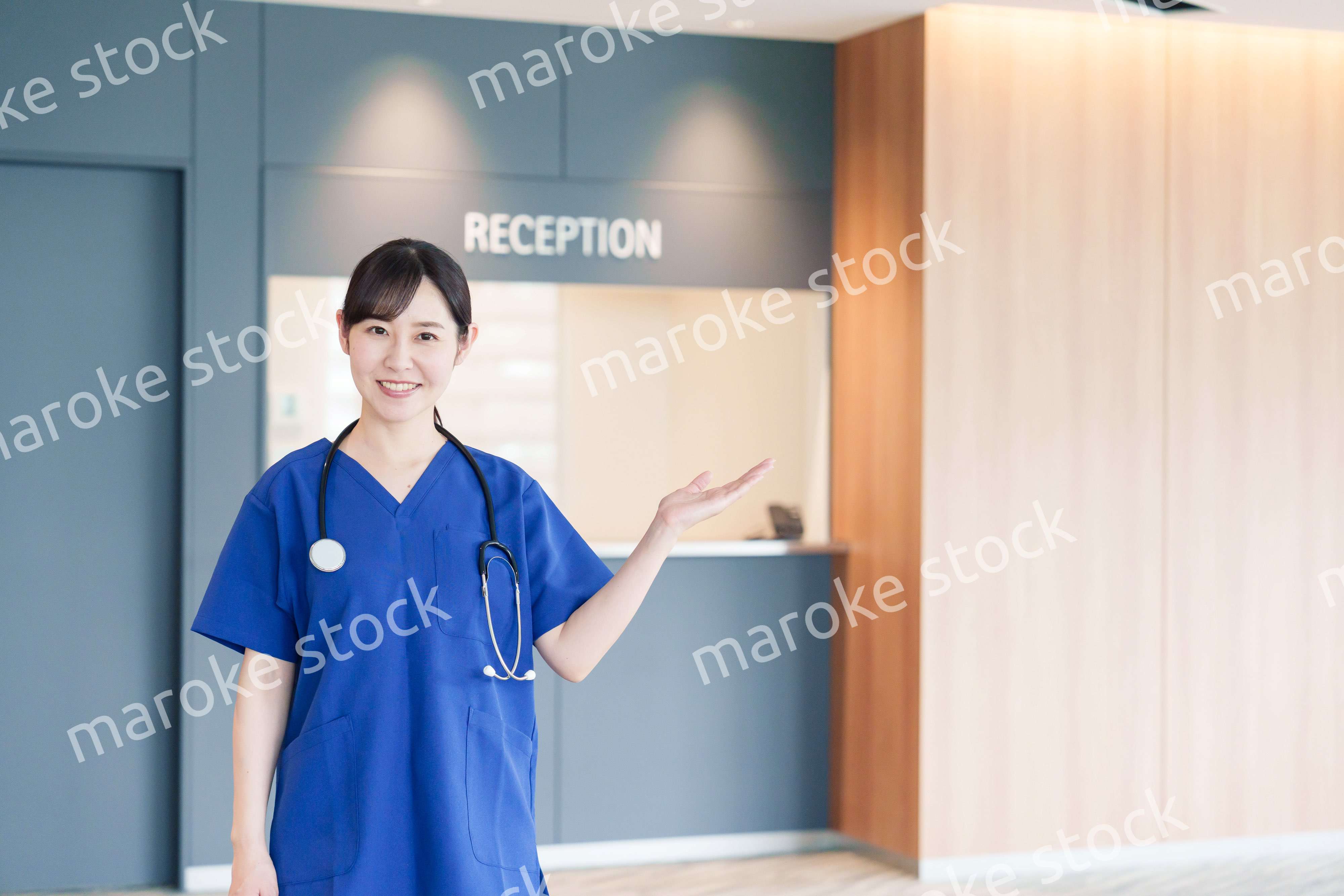 患者を迎える医療従事者の女性