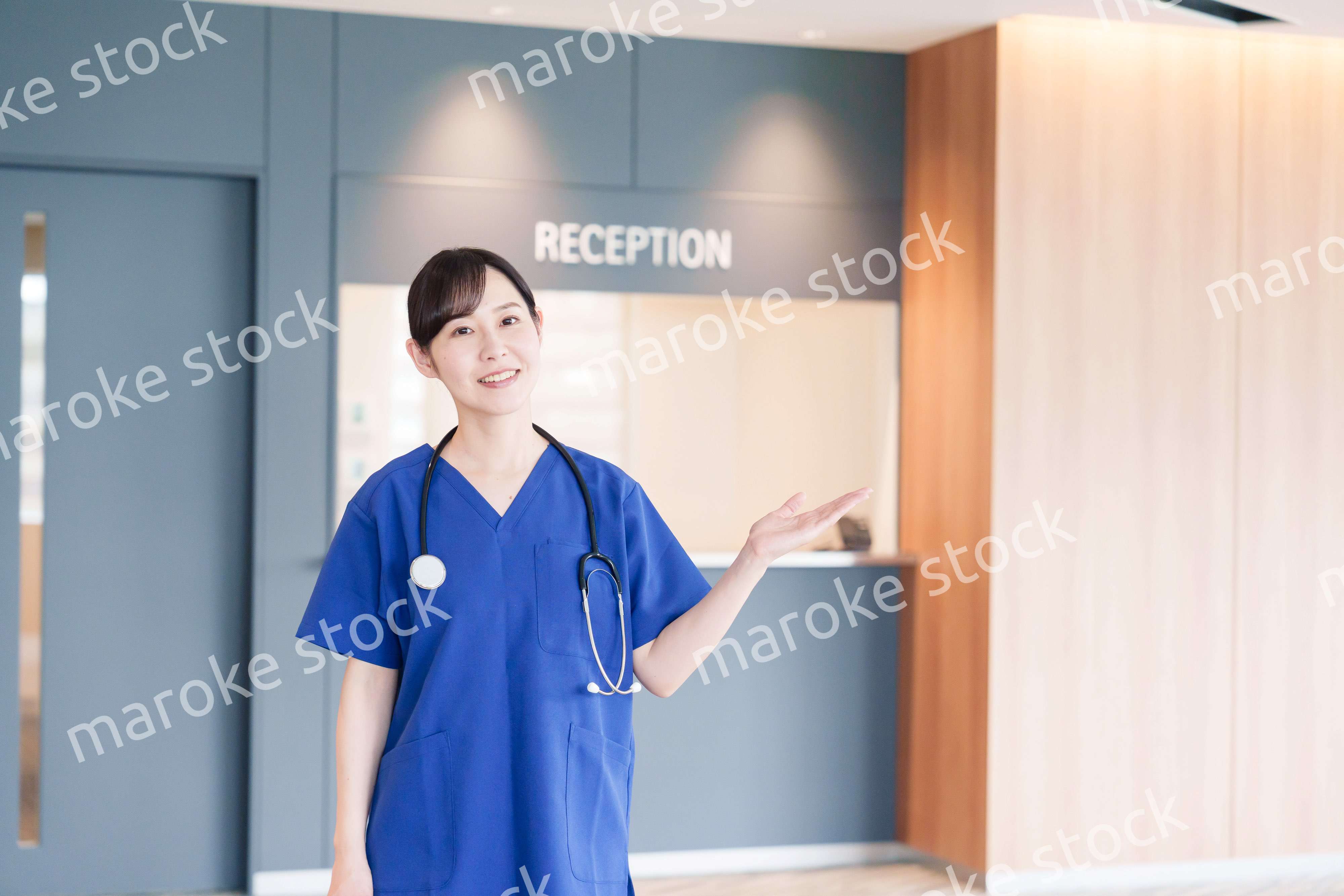 患者を迎える医療従事者の女性