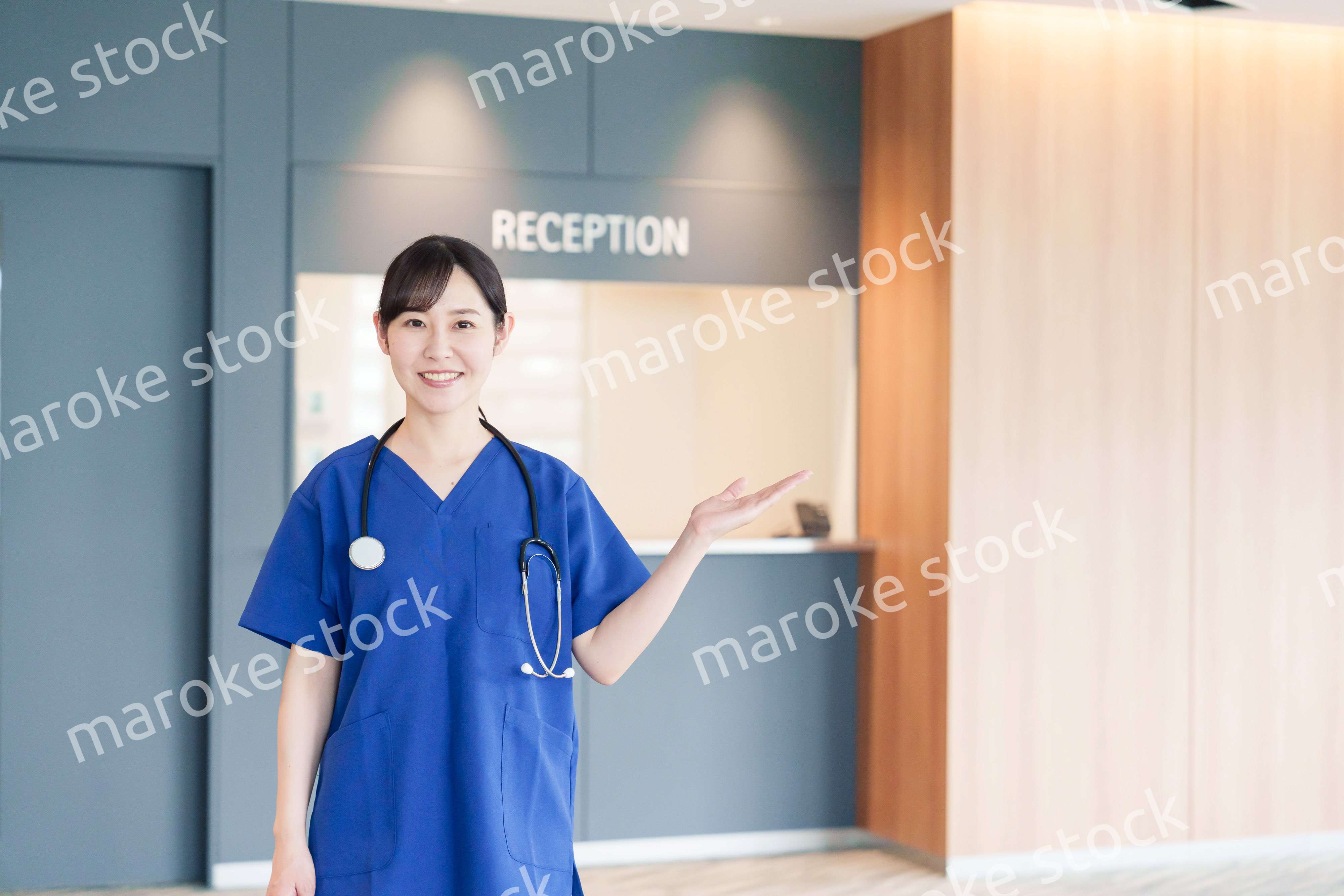 患者を迎える医療従事者の女性