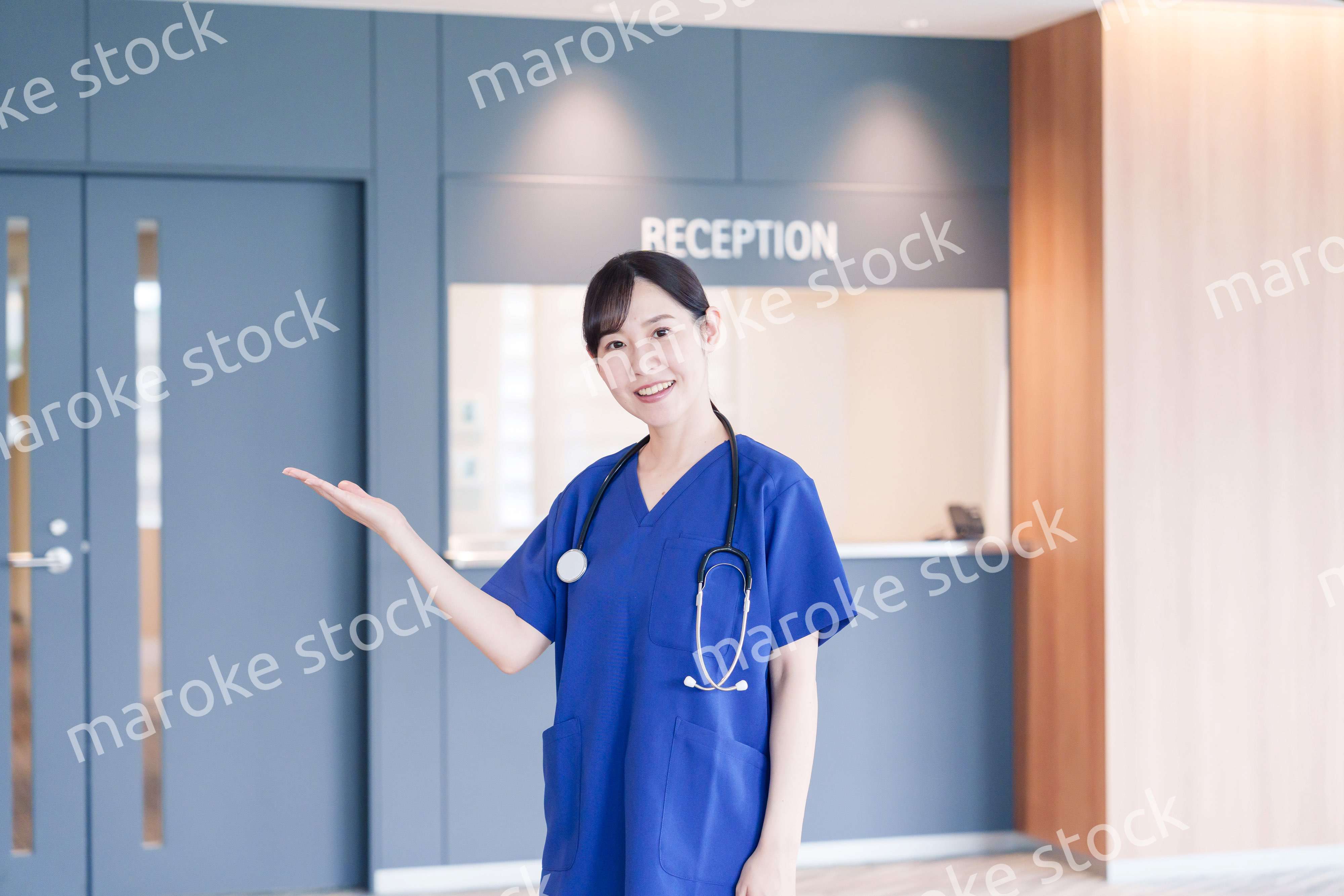 患者を迎える医療従事者の女性