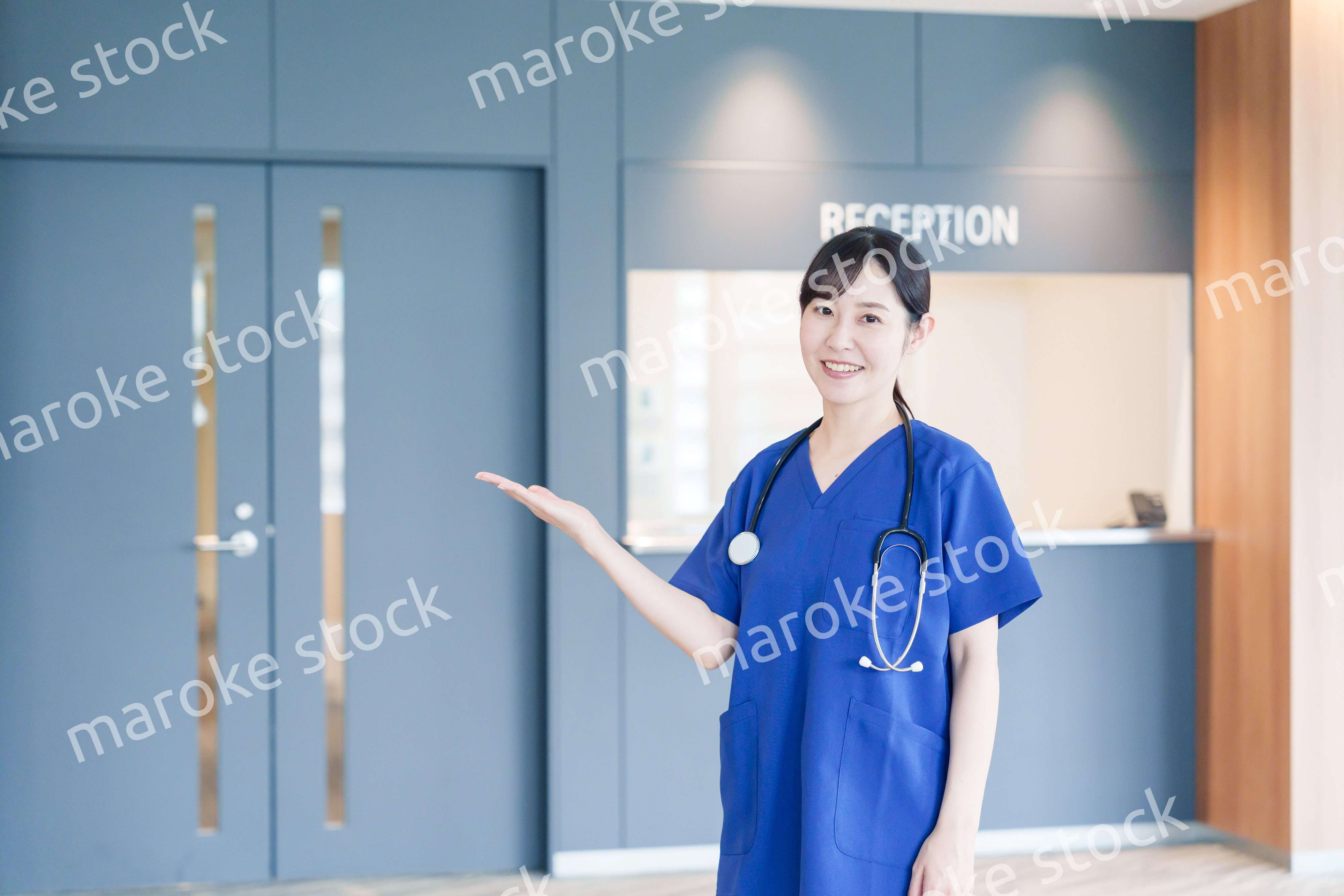 患者を迎える医療従事者の女性