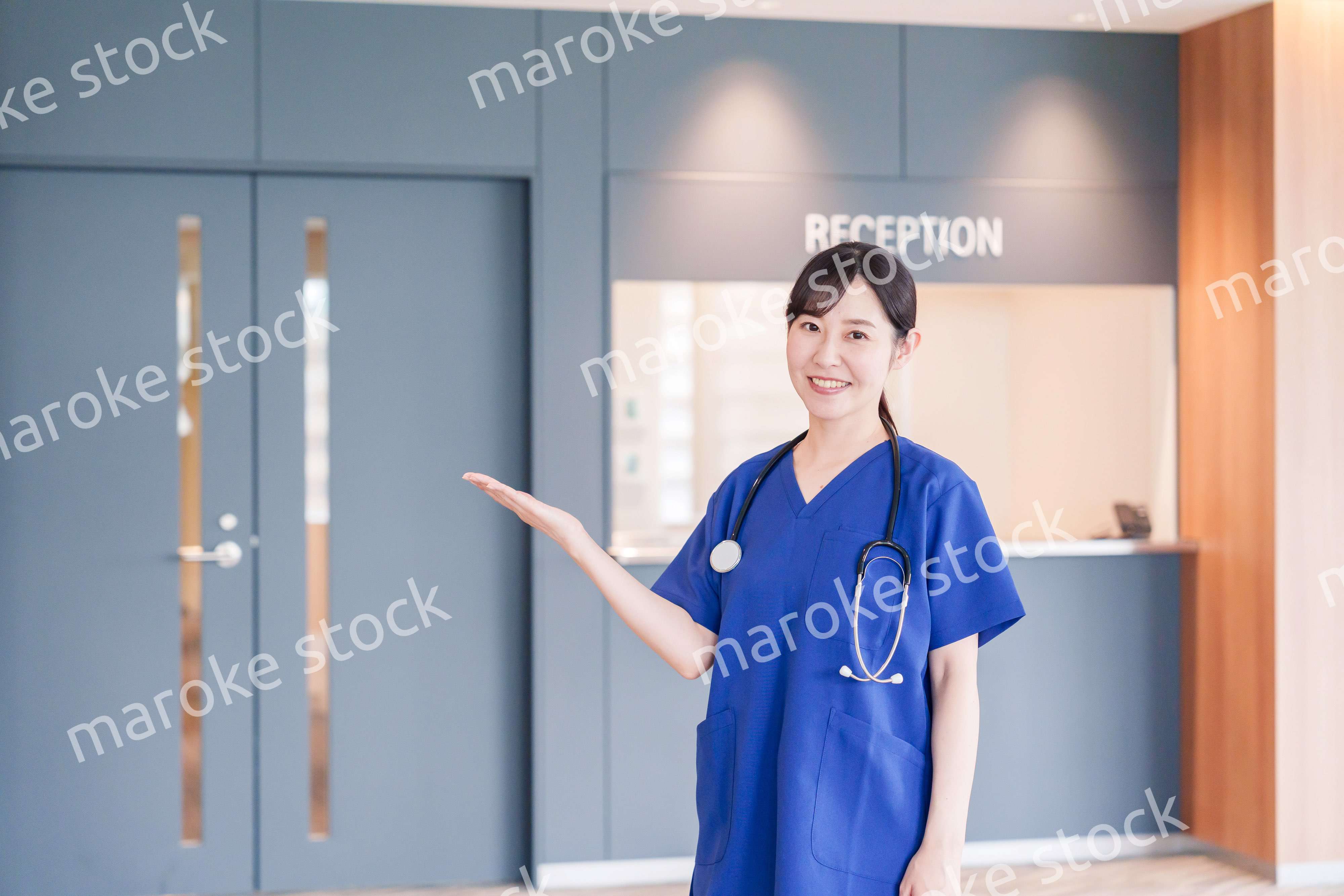 患者を迎える医療従事者の女性