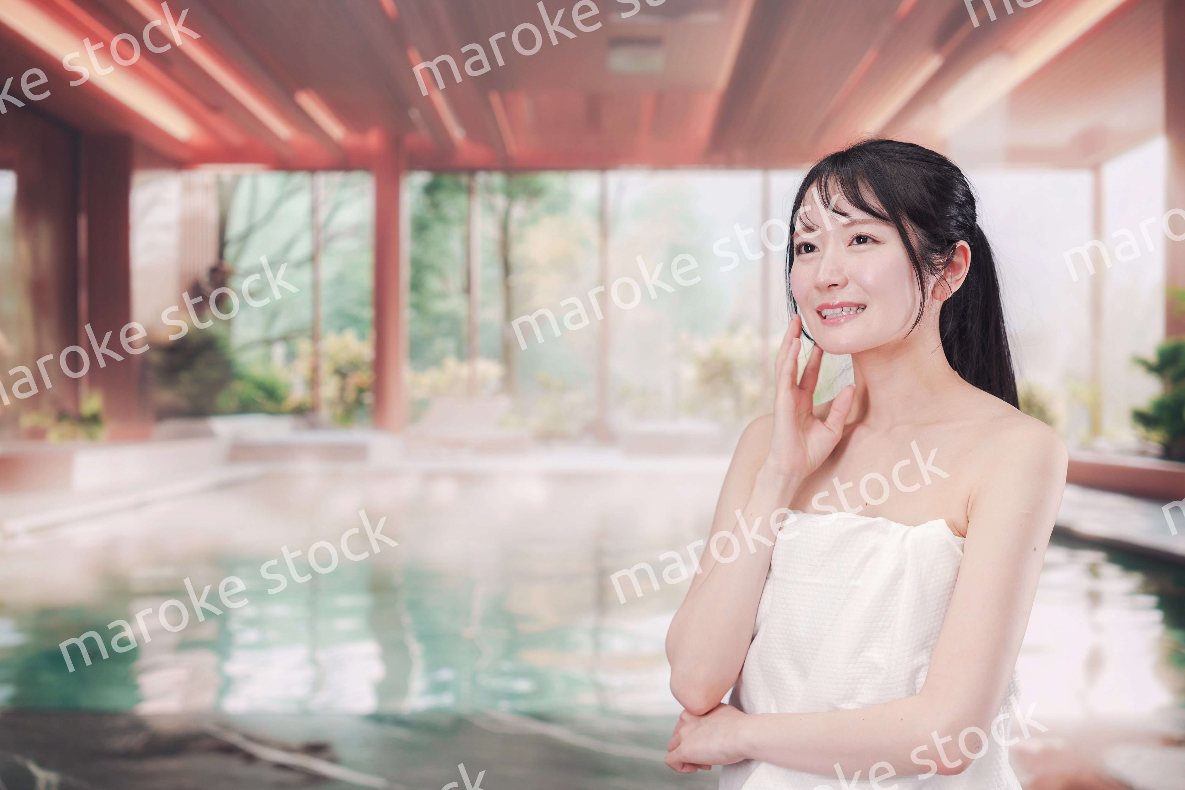 温泉でゆっくりとリラックスをする若い女性