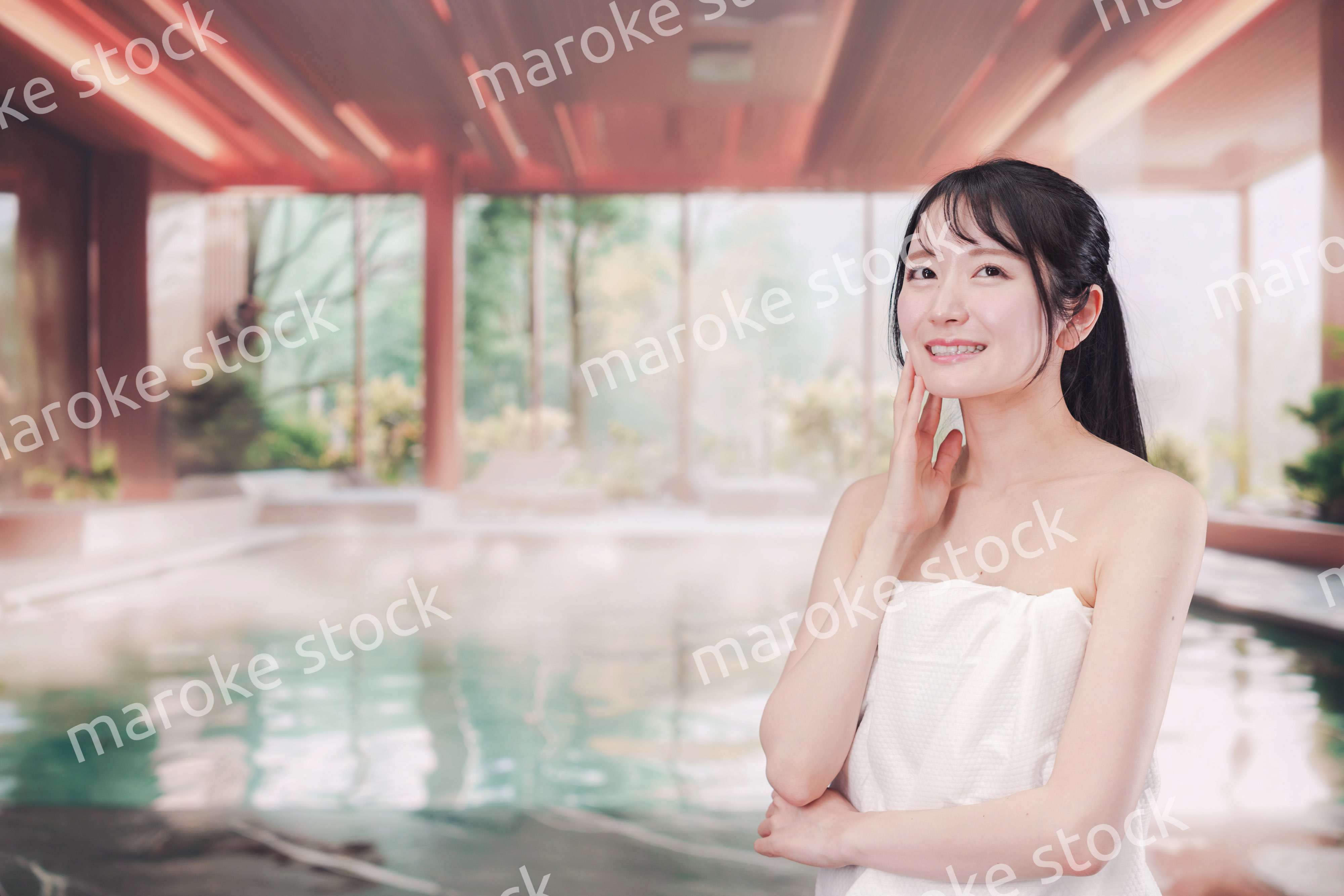 温泉でゆっくりとリラックスをする若い女性