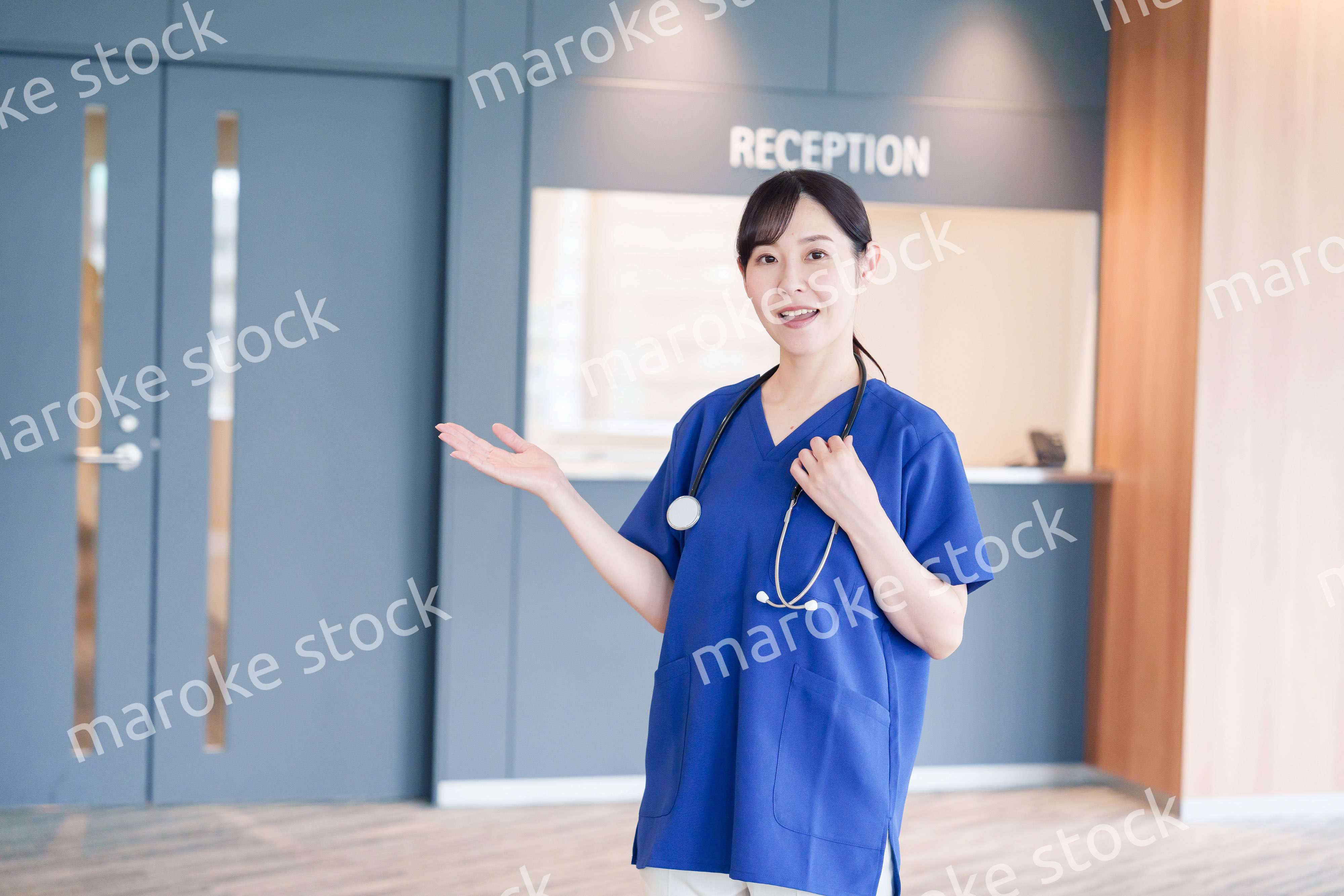 患者を迎える医療従事者の女性