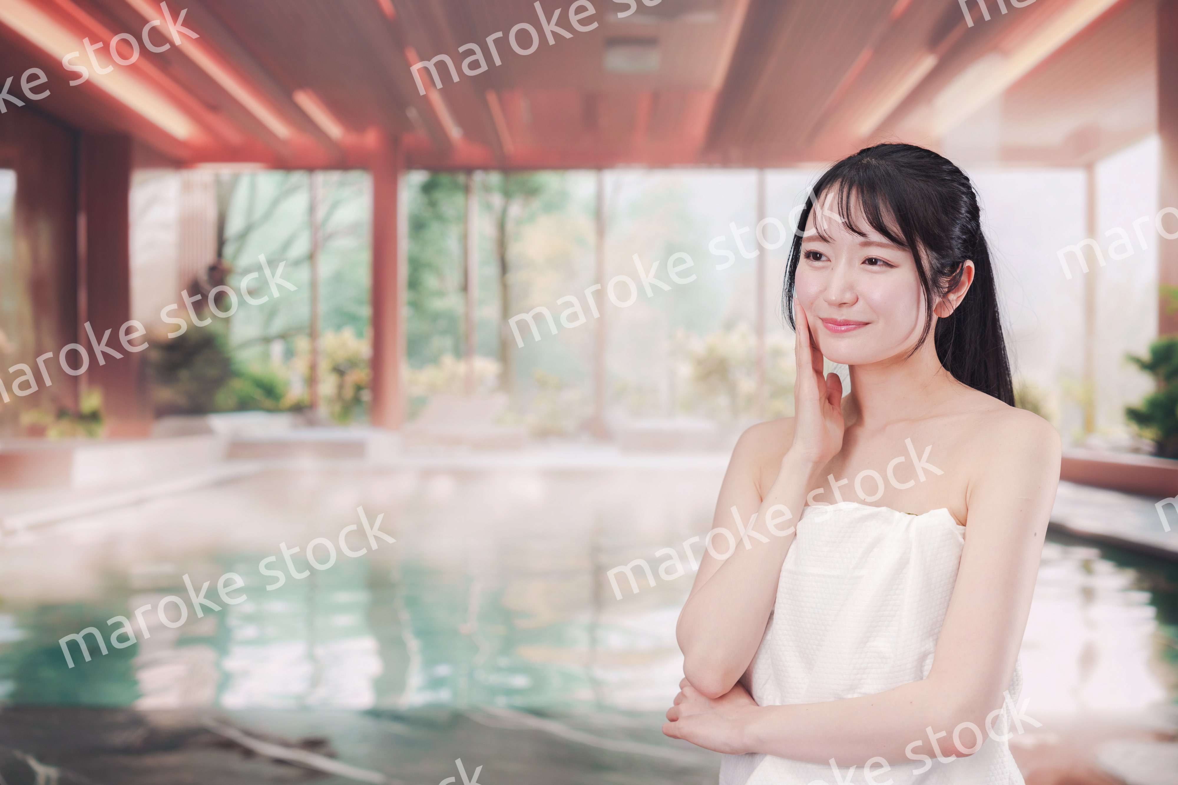 温泉でゆっくりとリラックスをする若い女性