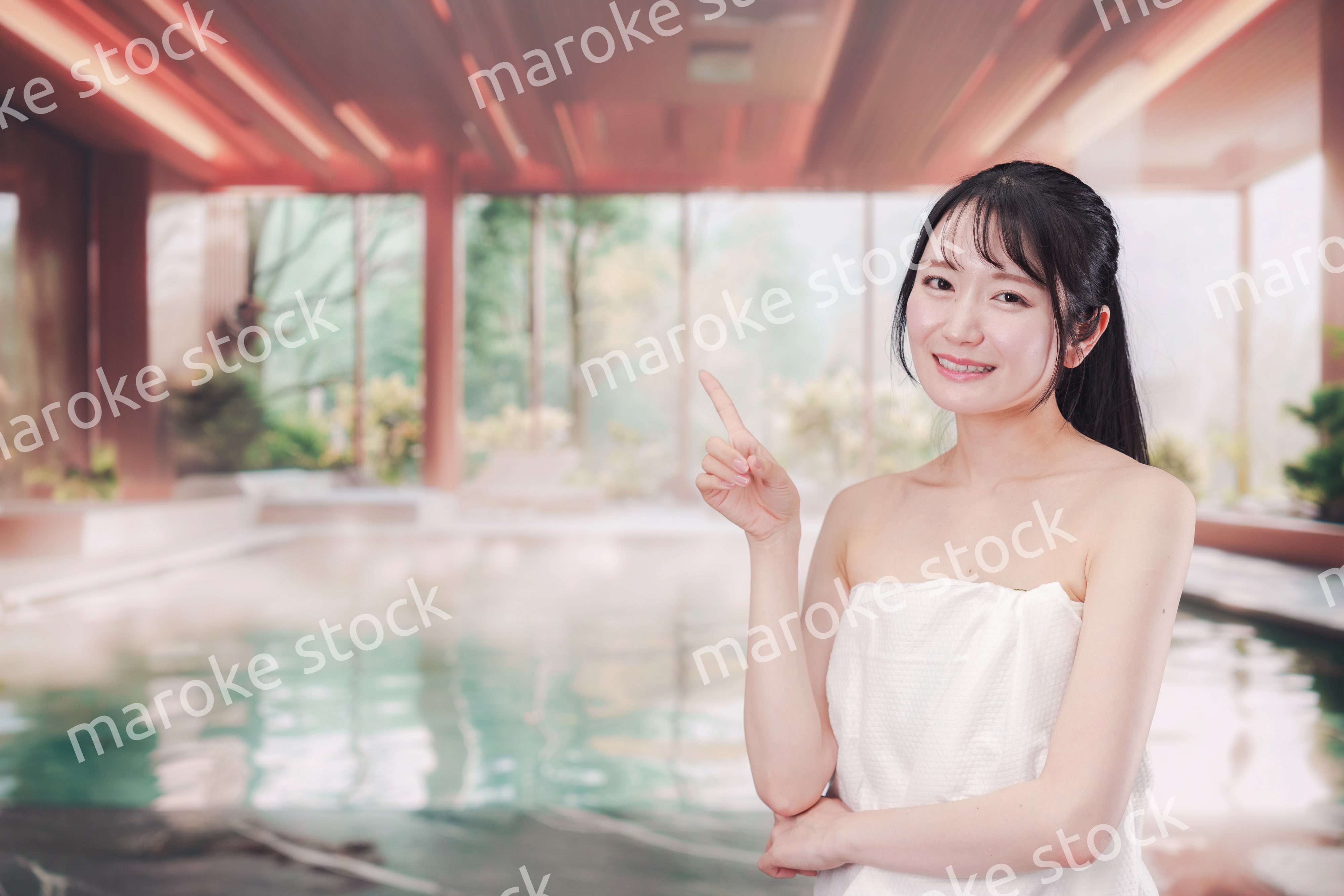 温泉でゆっくりとリラックスをする若い女性