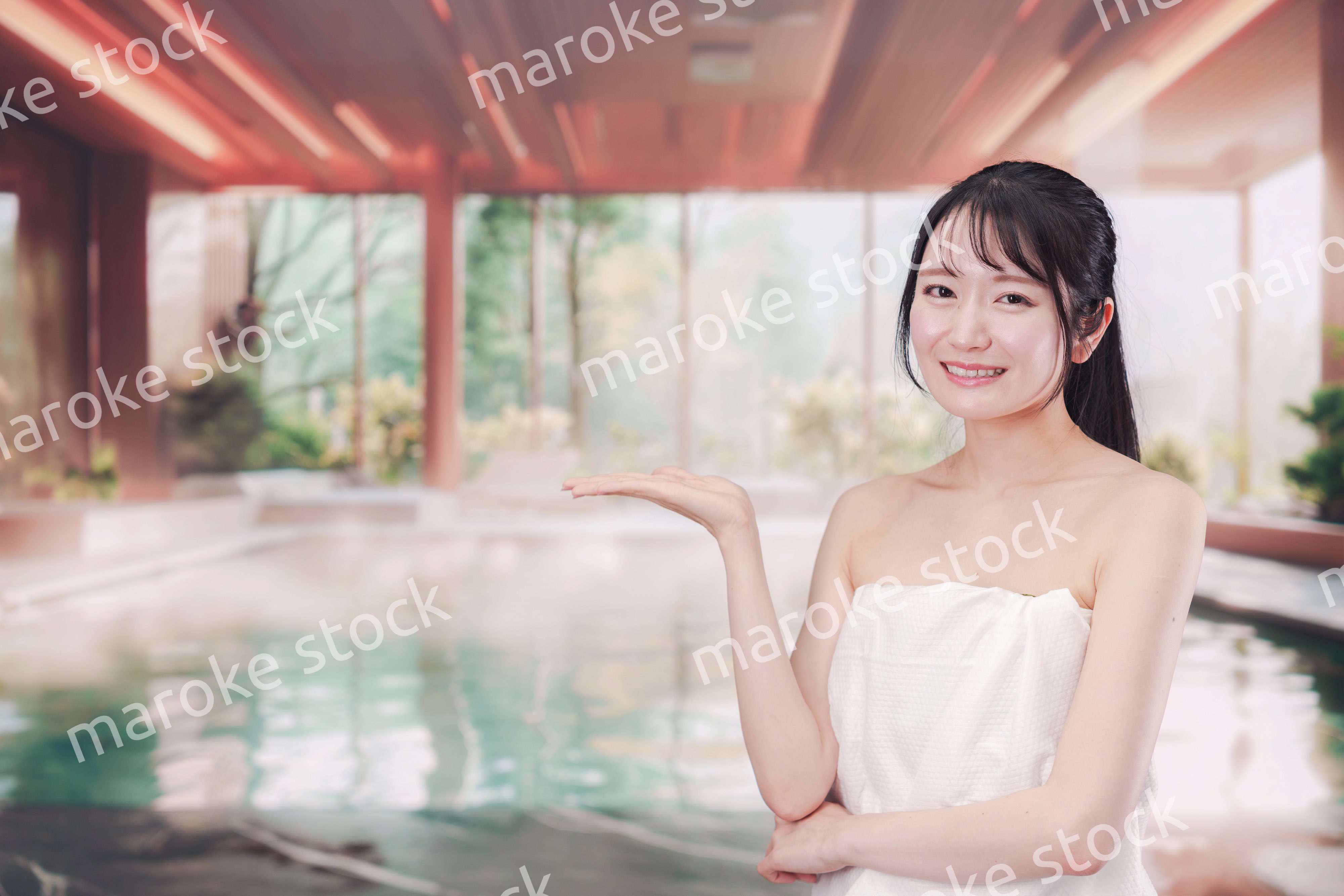 温泉でゆっくりとリラックスをする若い女性