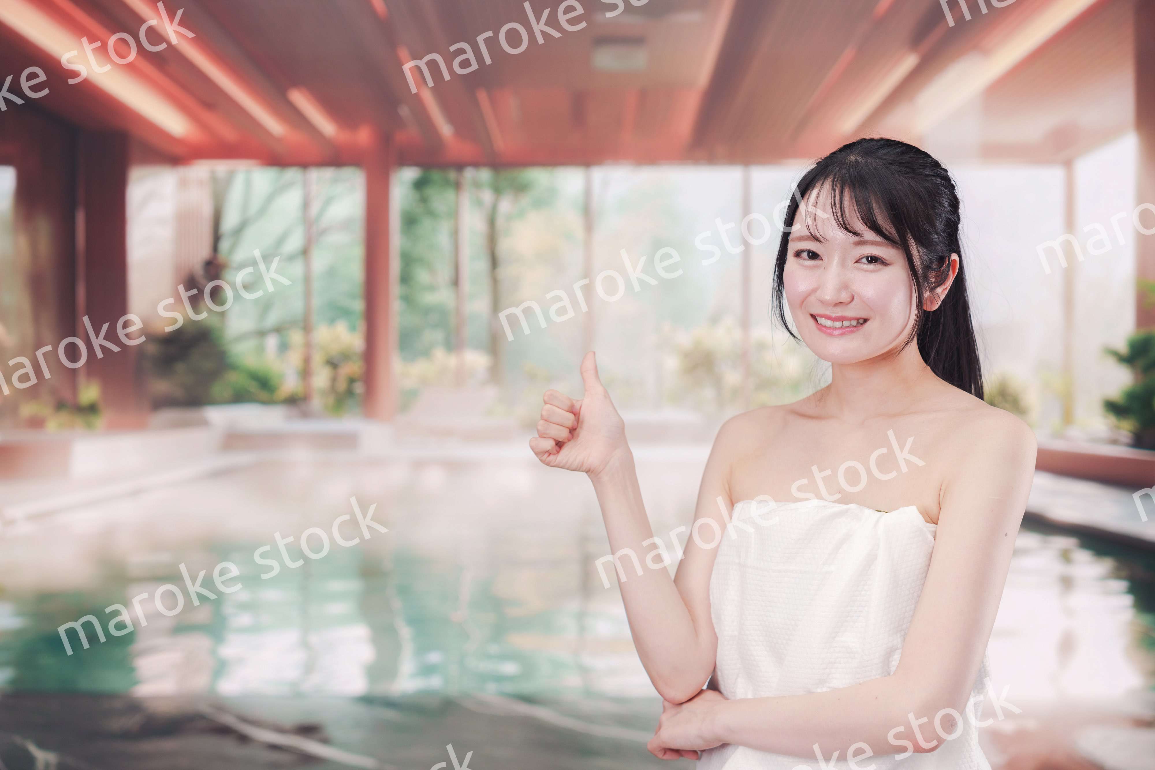 温泉でゆっくりとリラックスをする若い女性