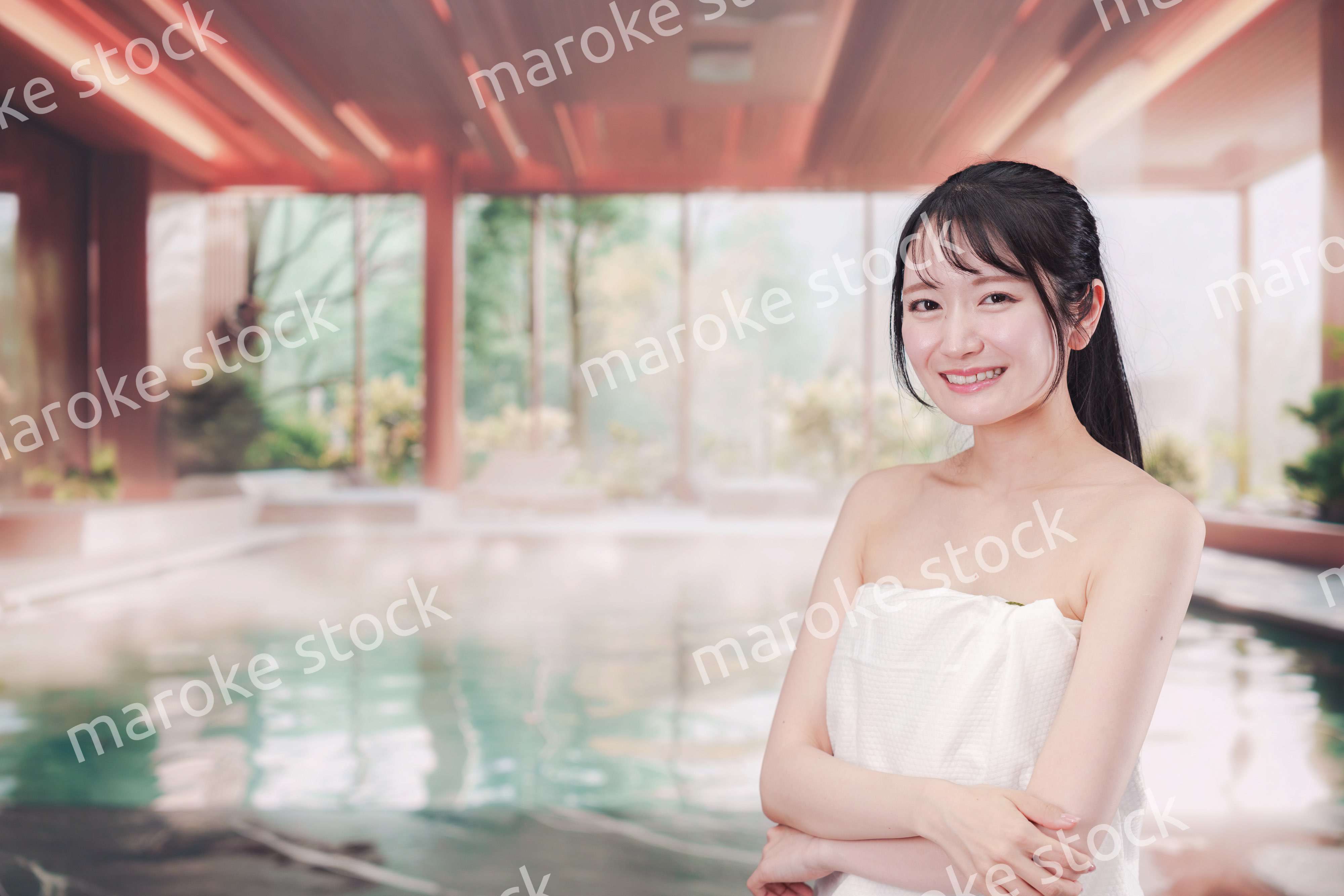 温泉でゆっくりとリラックスをする若い女性