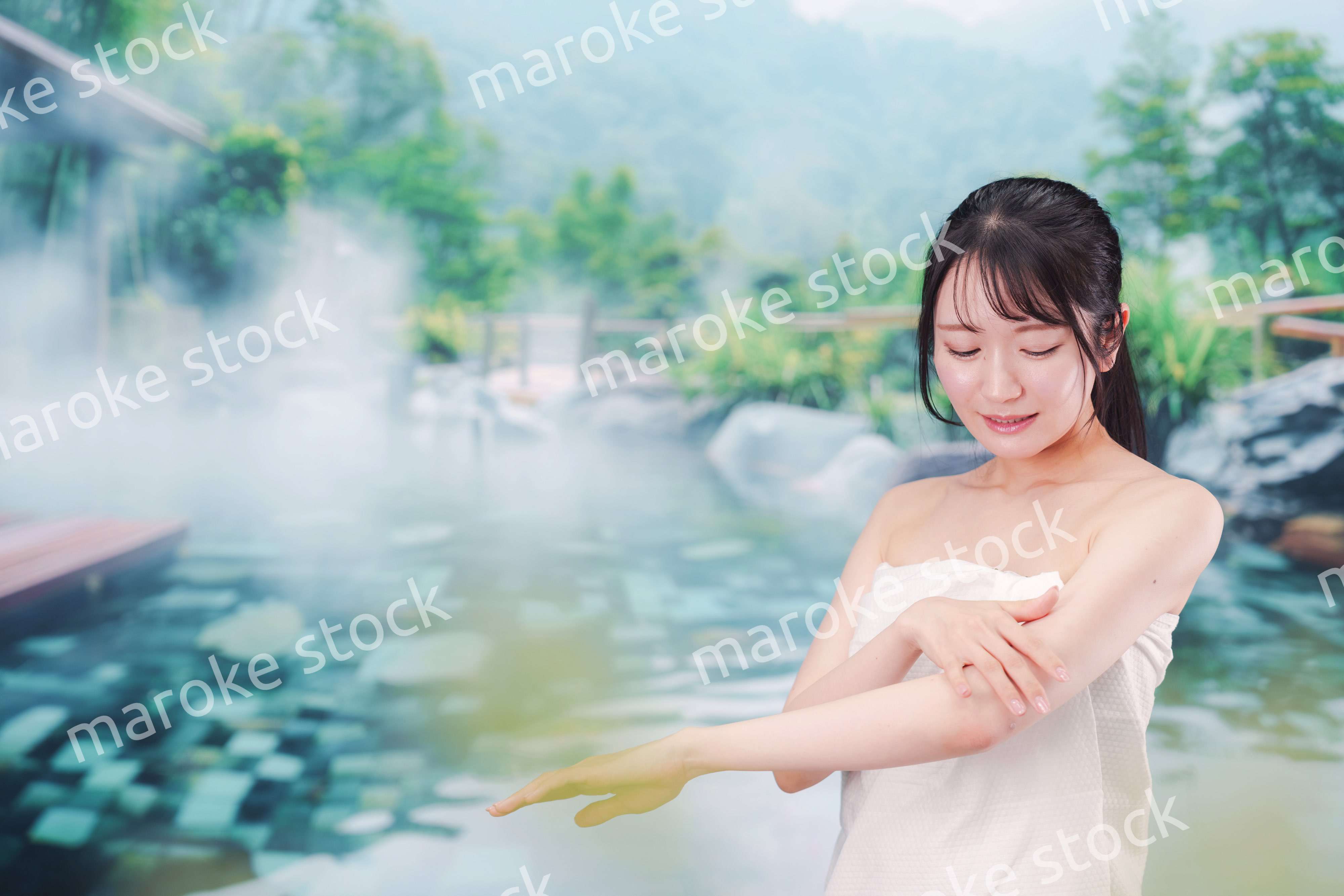 露天風呂でリラックスをする若い女性