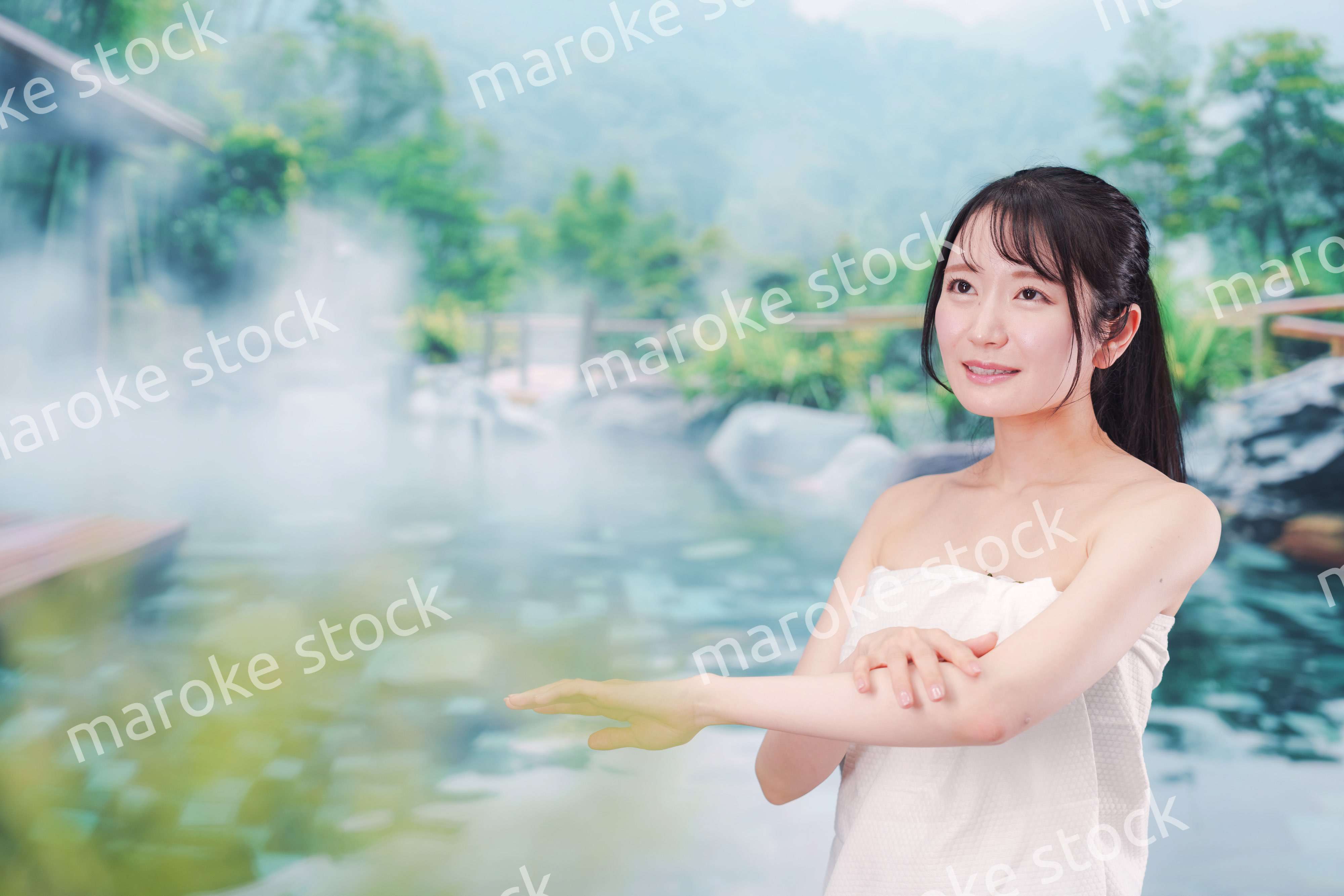 露天風呂でリラックスをする若い女性