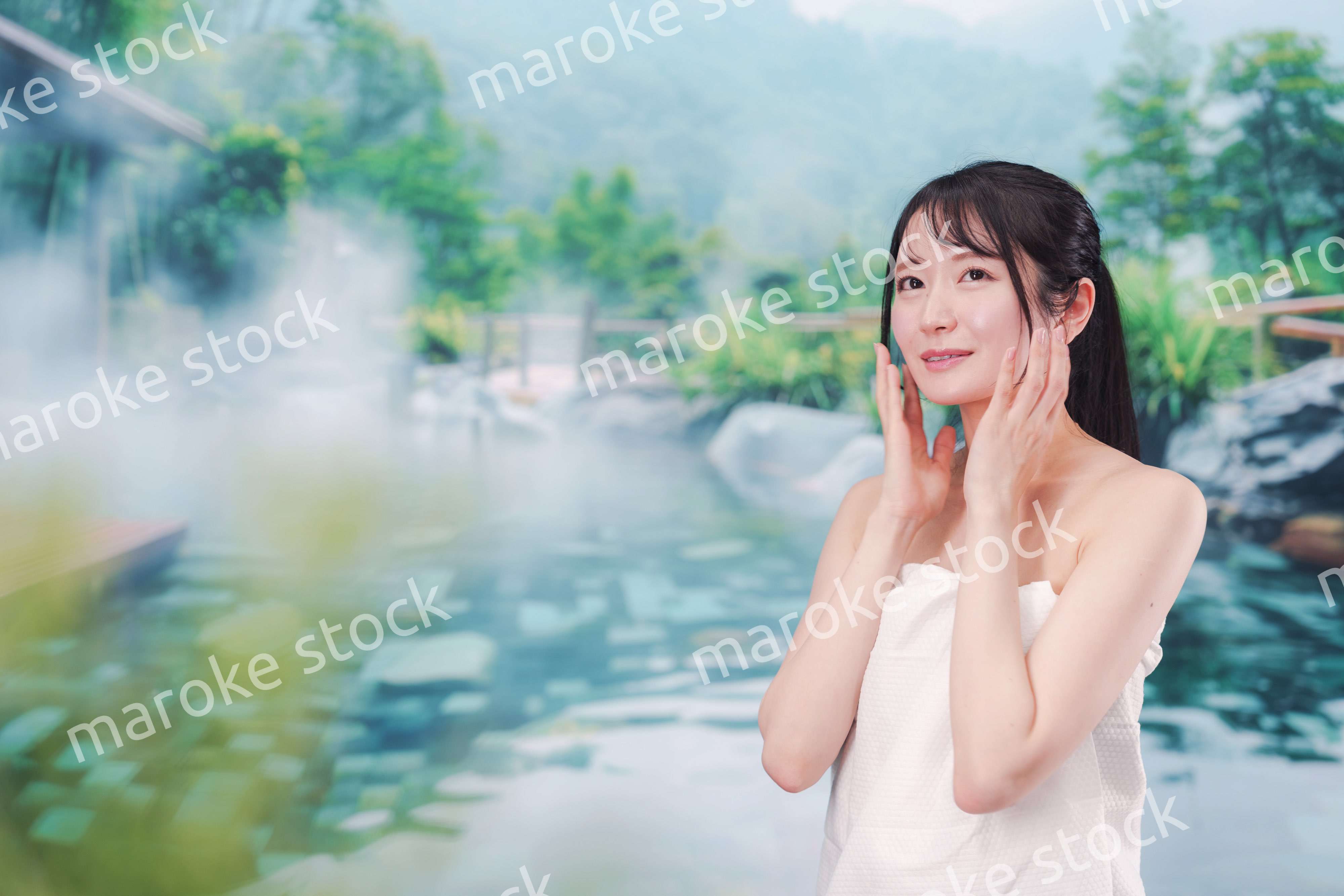 露天風呂でリラックスをする若い女性