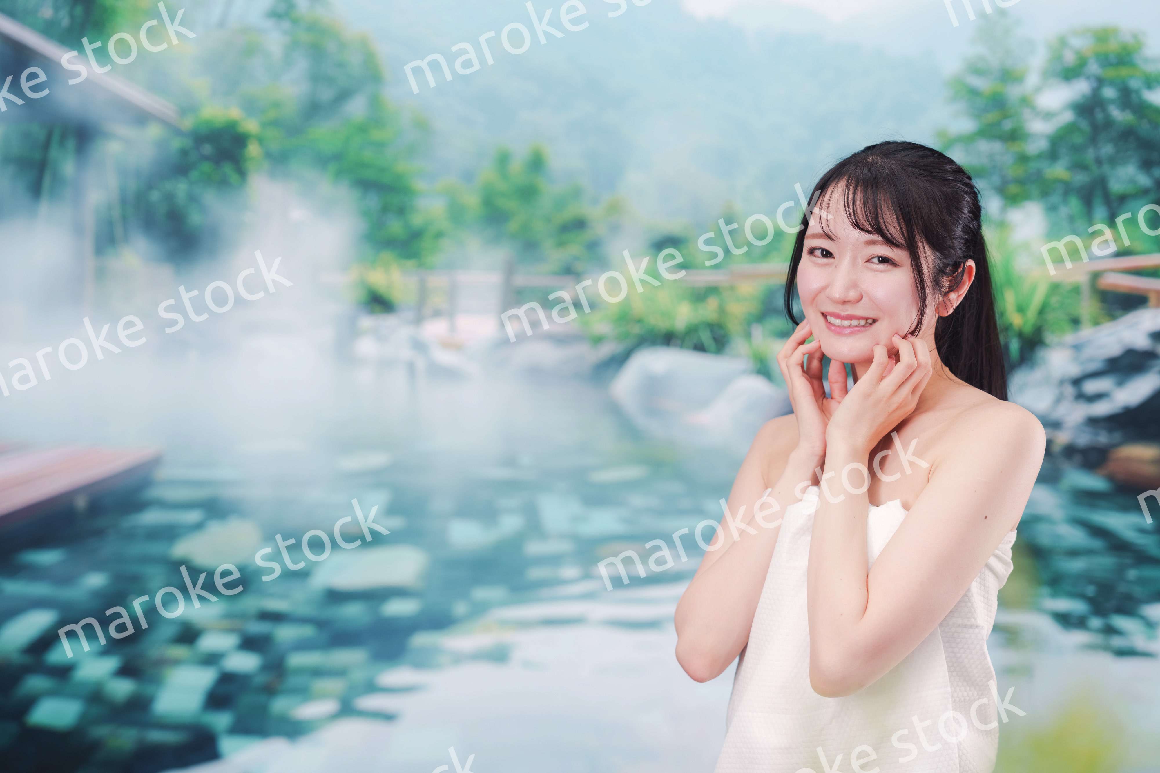 露天風呂でリラックスをする若い女性