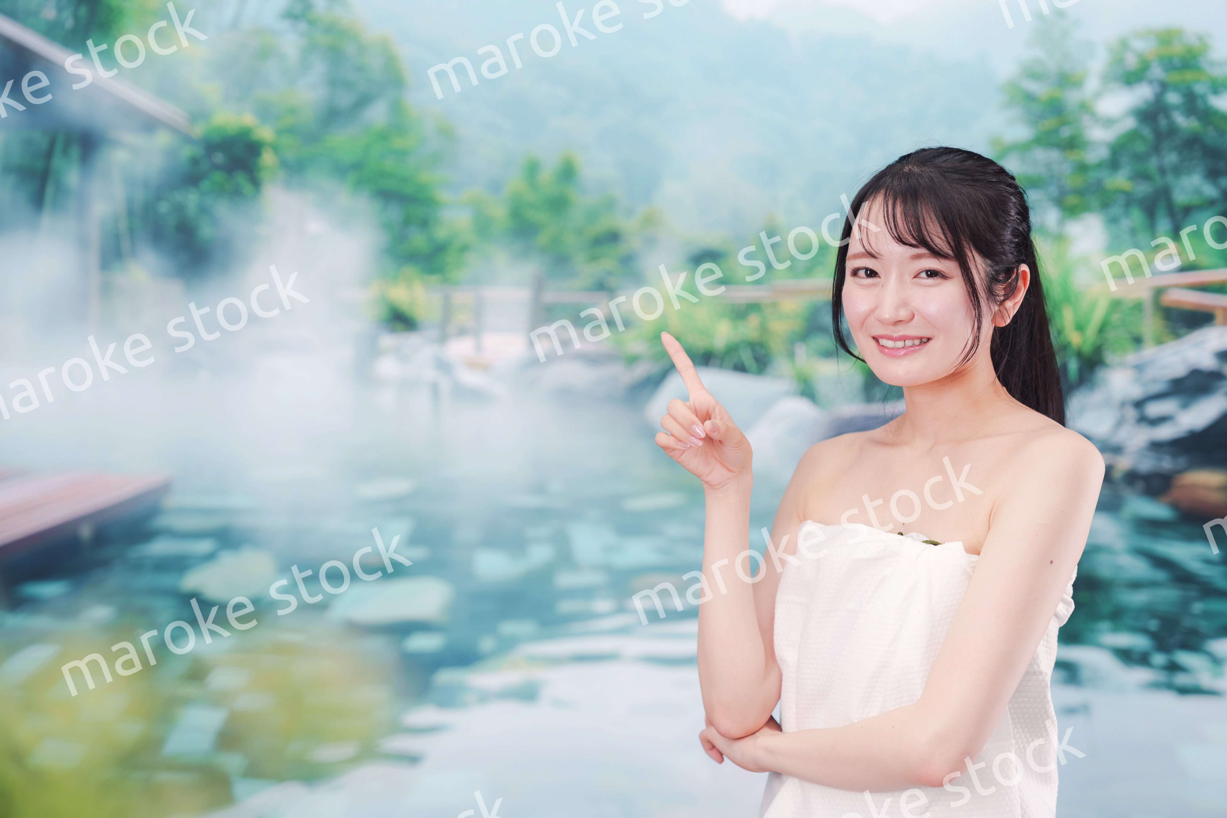 露天風呂でリラックスをする若い女性