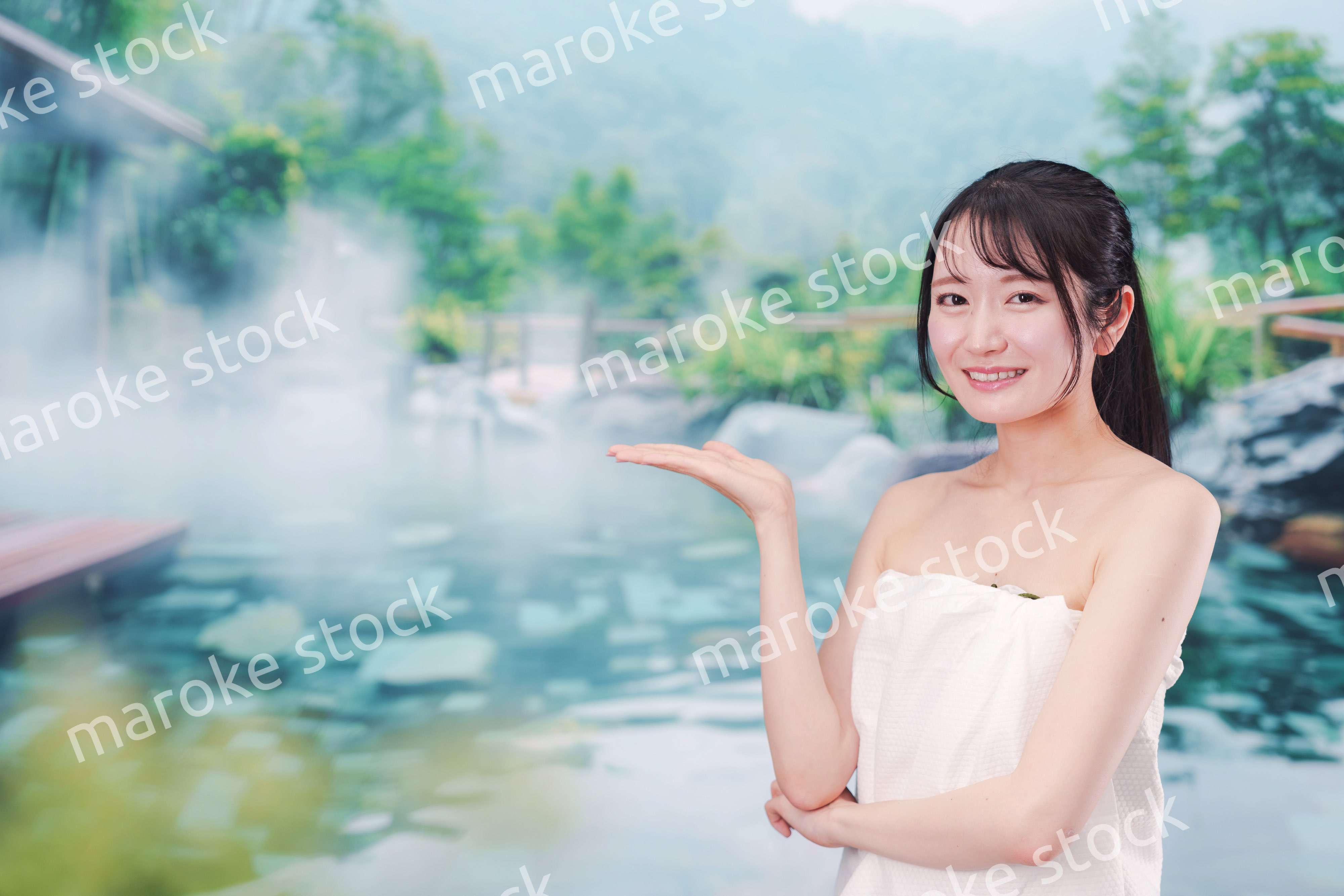 露天風呂でリラックスをする若い女性