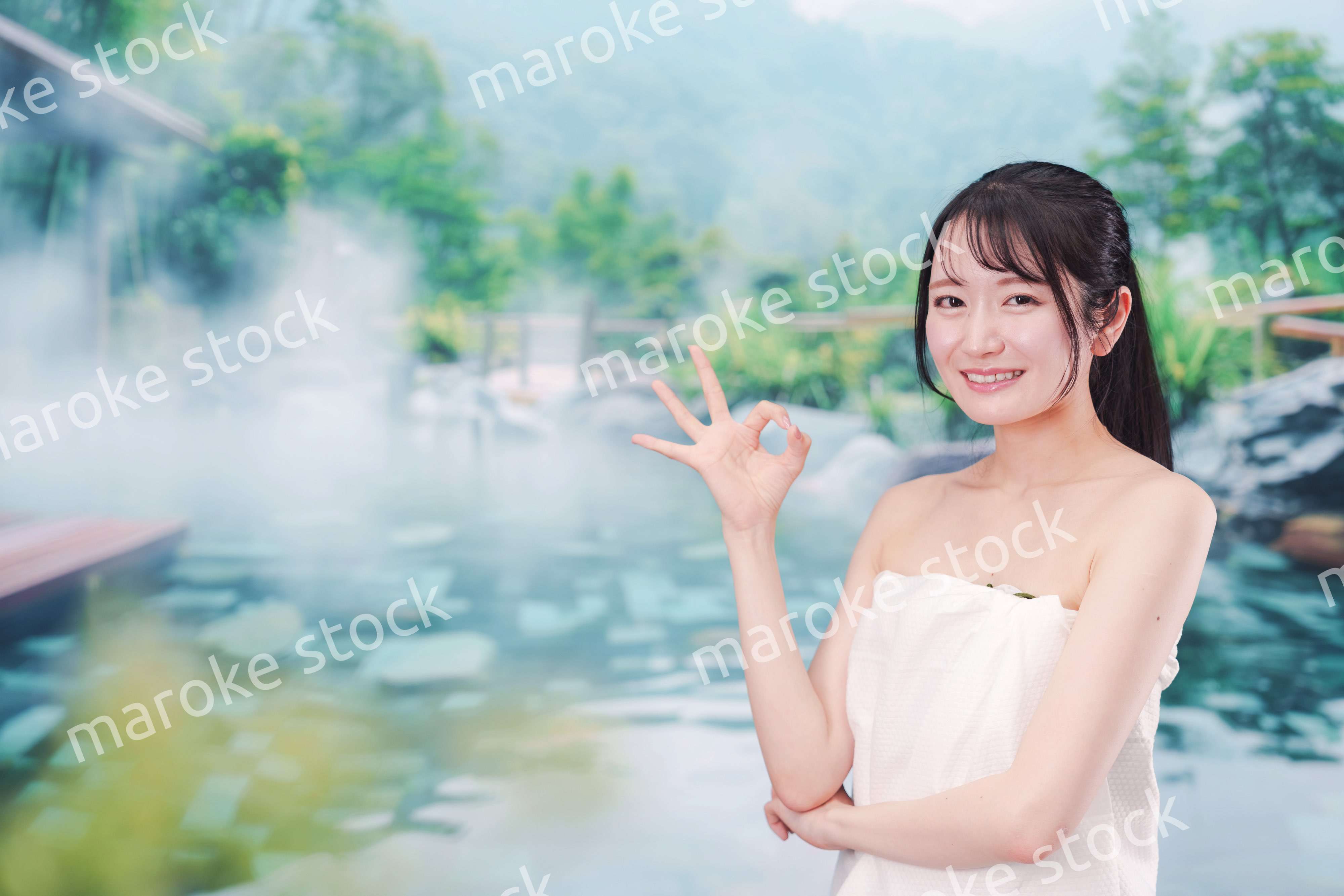 露天風呂でリラックスをする若い女性