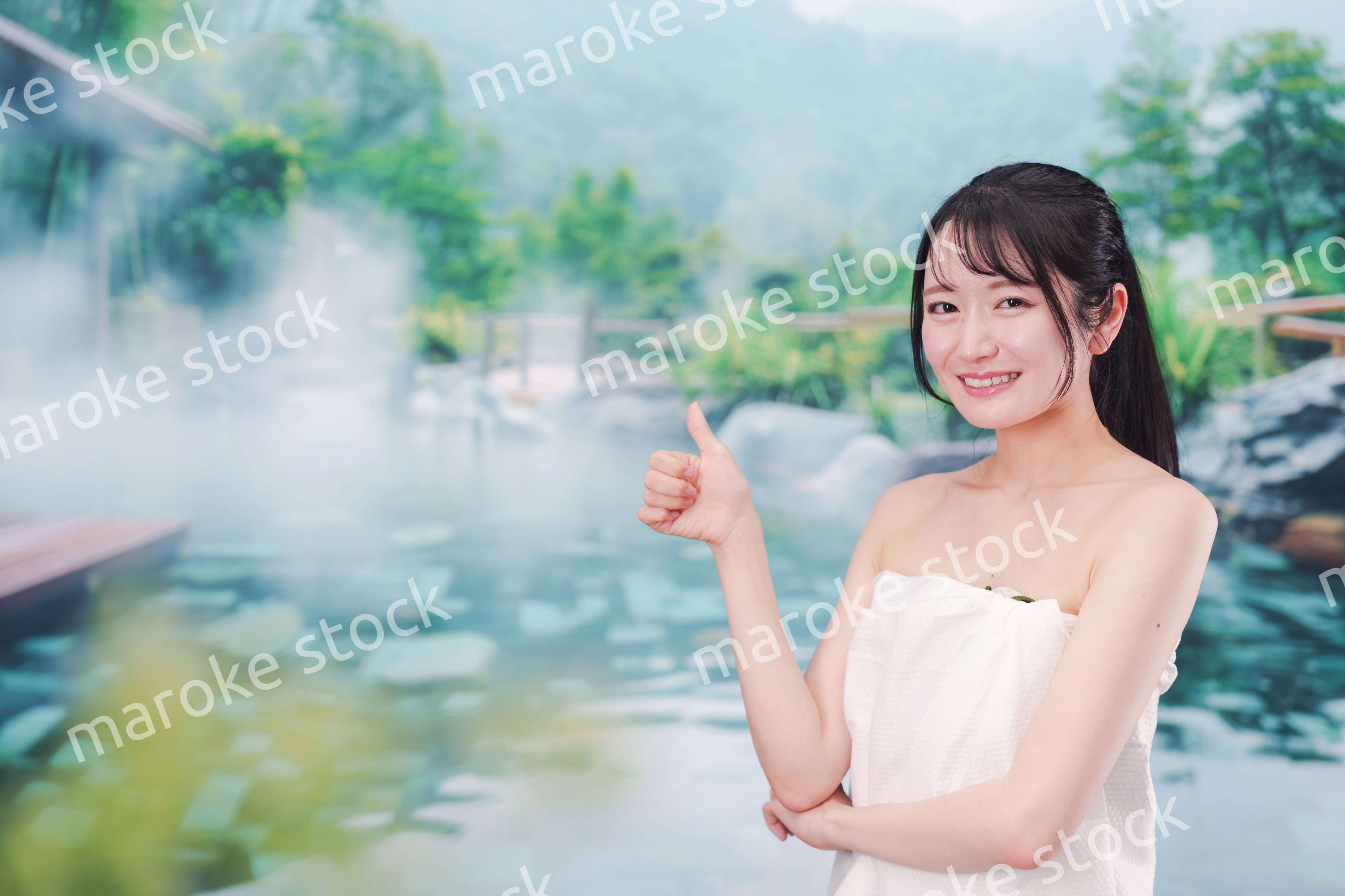 露天風呂でリラックスをする若い女性