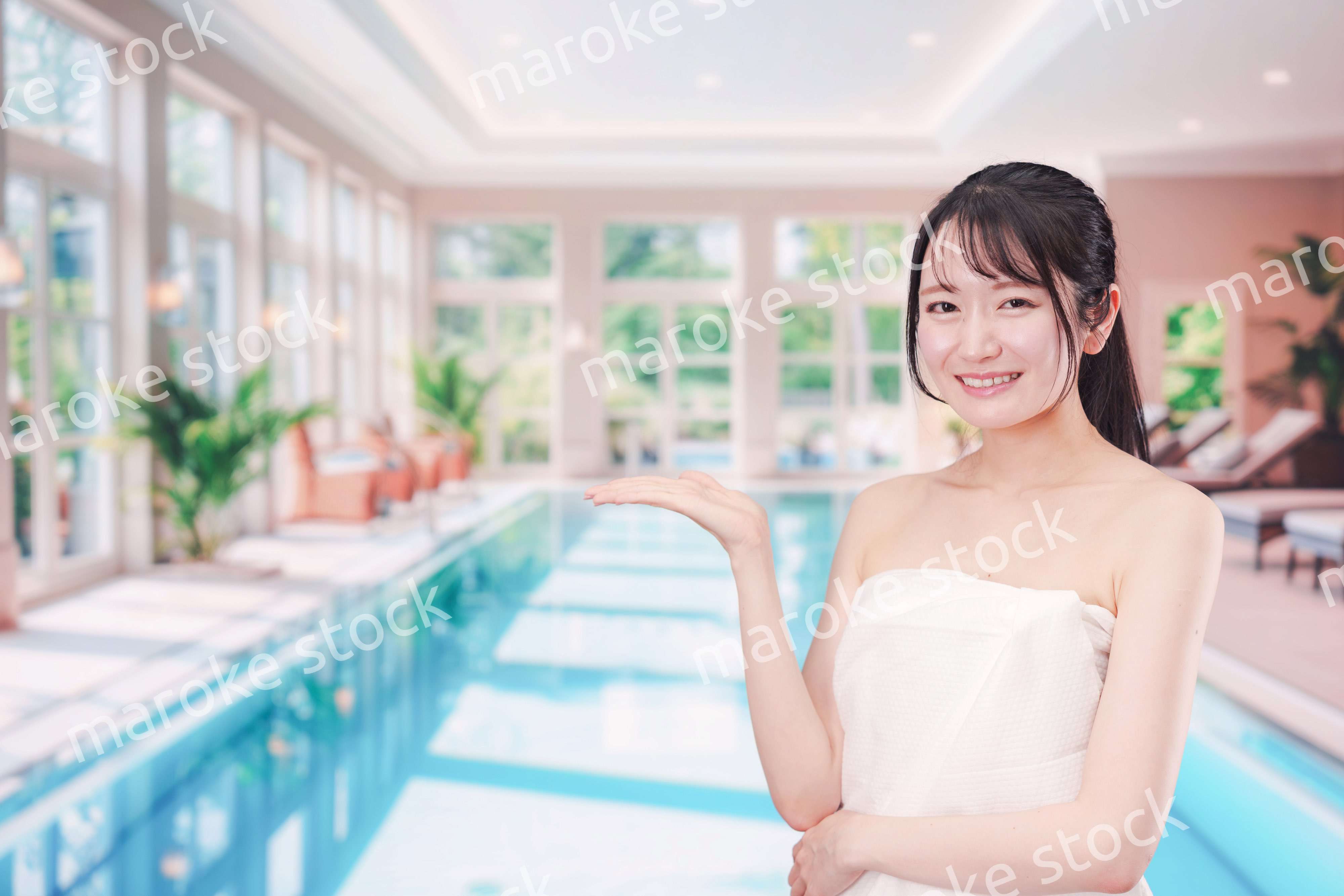 屋内プールを楽しむ若い女性