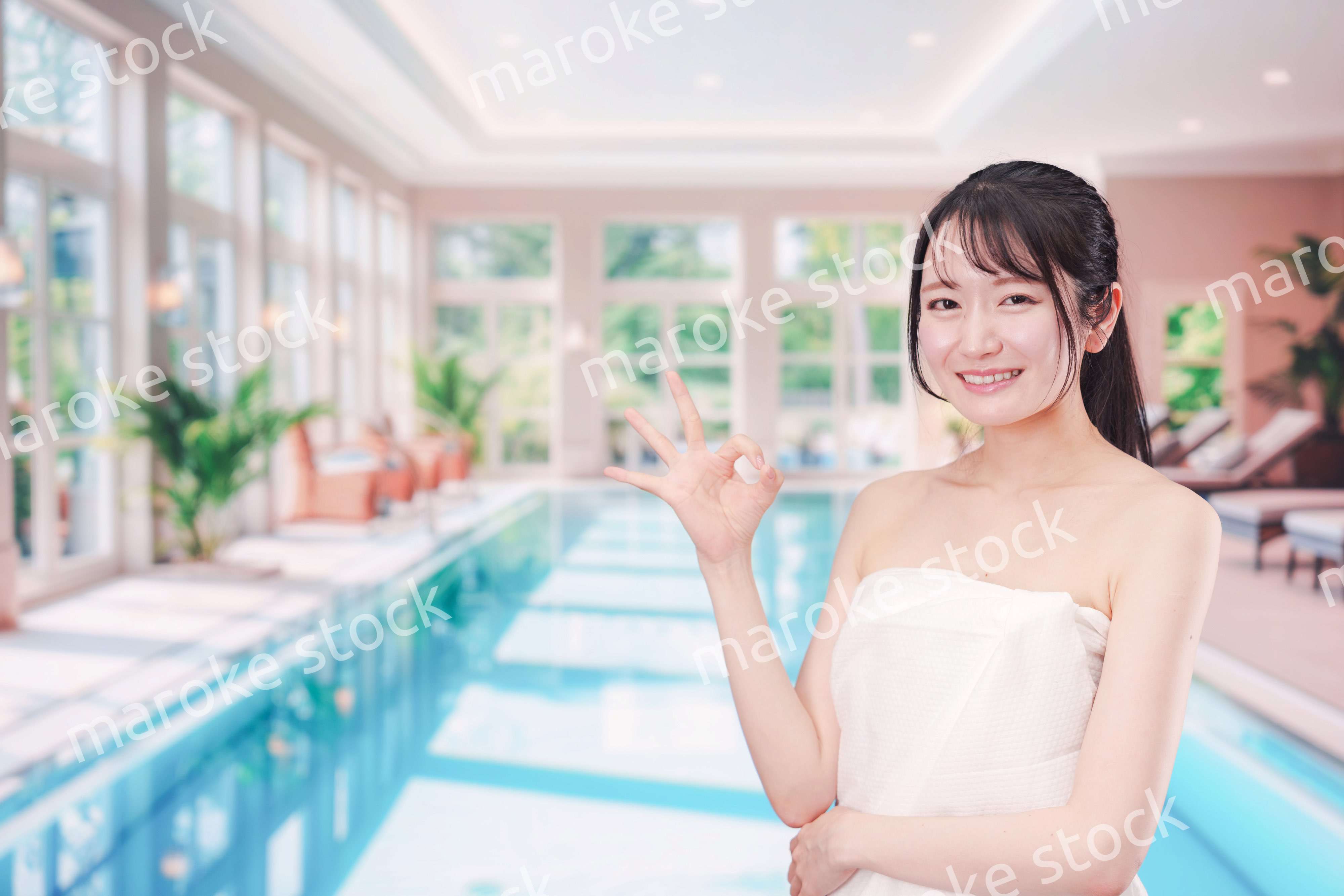 屋内プールを楽しむ若い女性