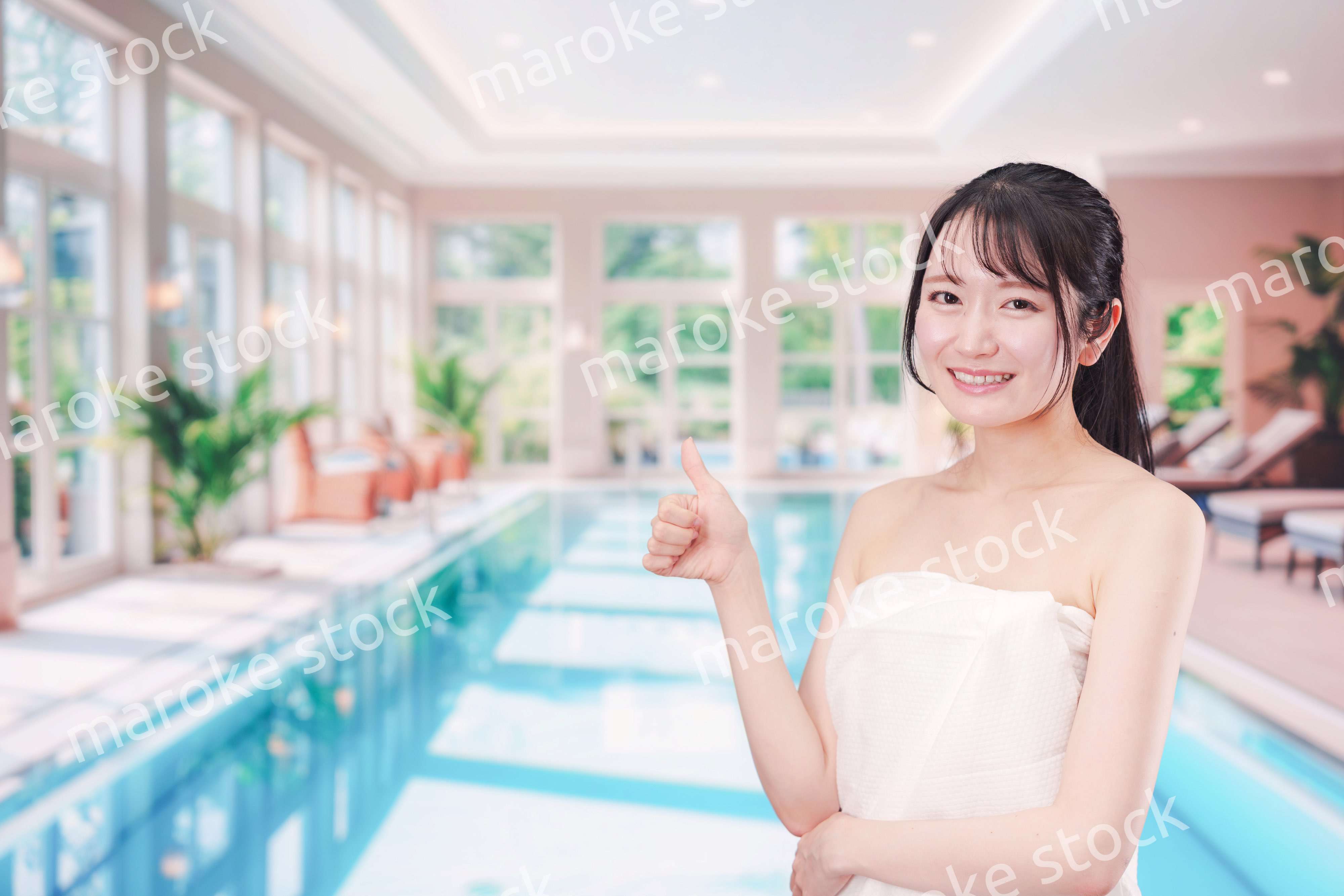 屋内プールを楽しむ若い女性